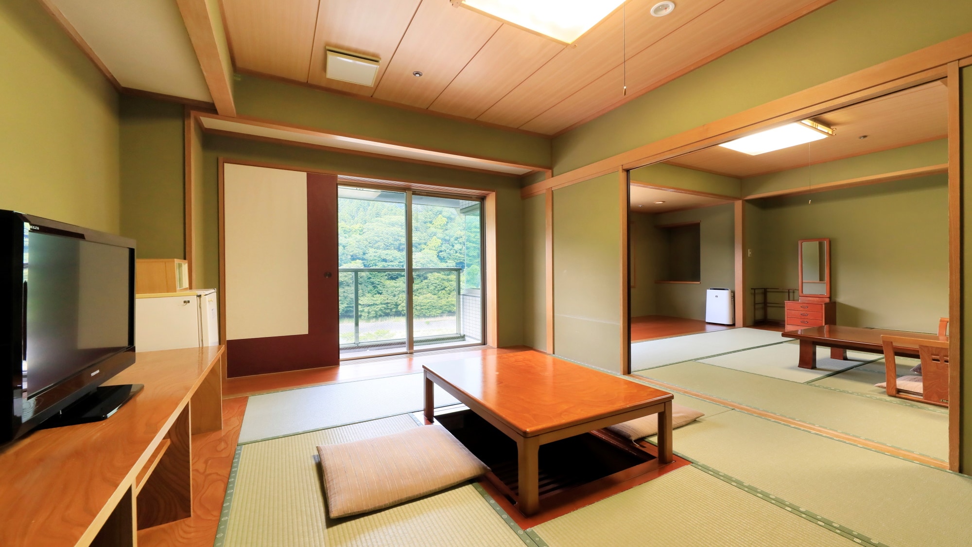 [Two Japanese-style rooms] An open Japanese-style room, perfect for family trips *Example