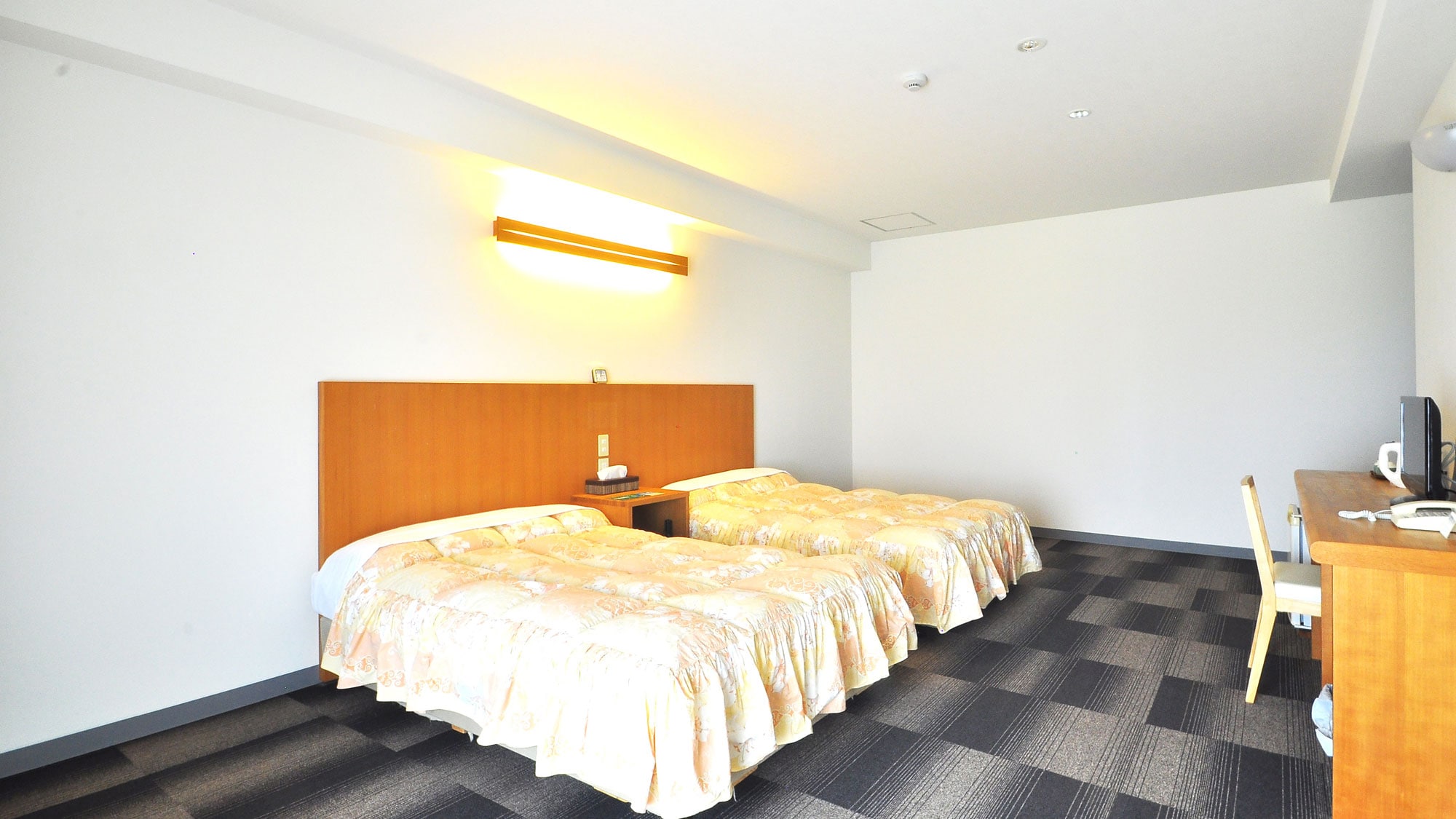 [Western-style twin room] A twin room where you can easily spread out your luggage