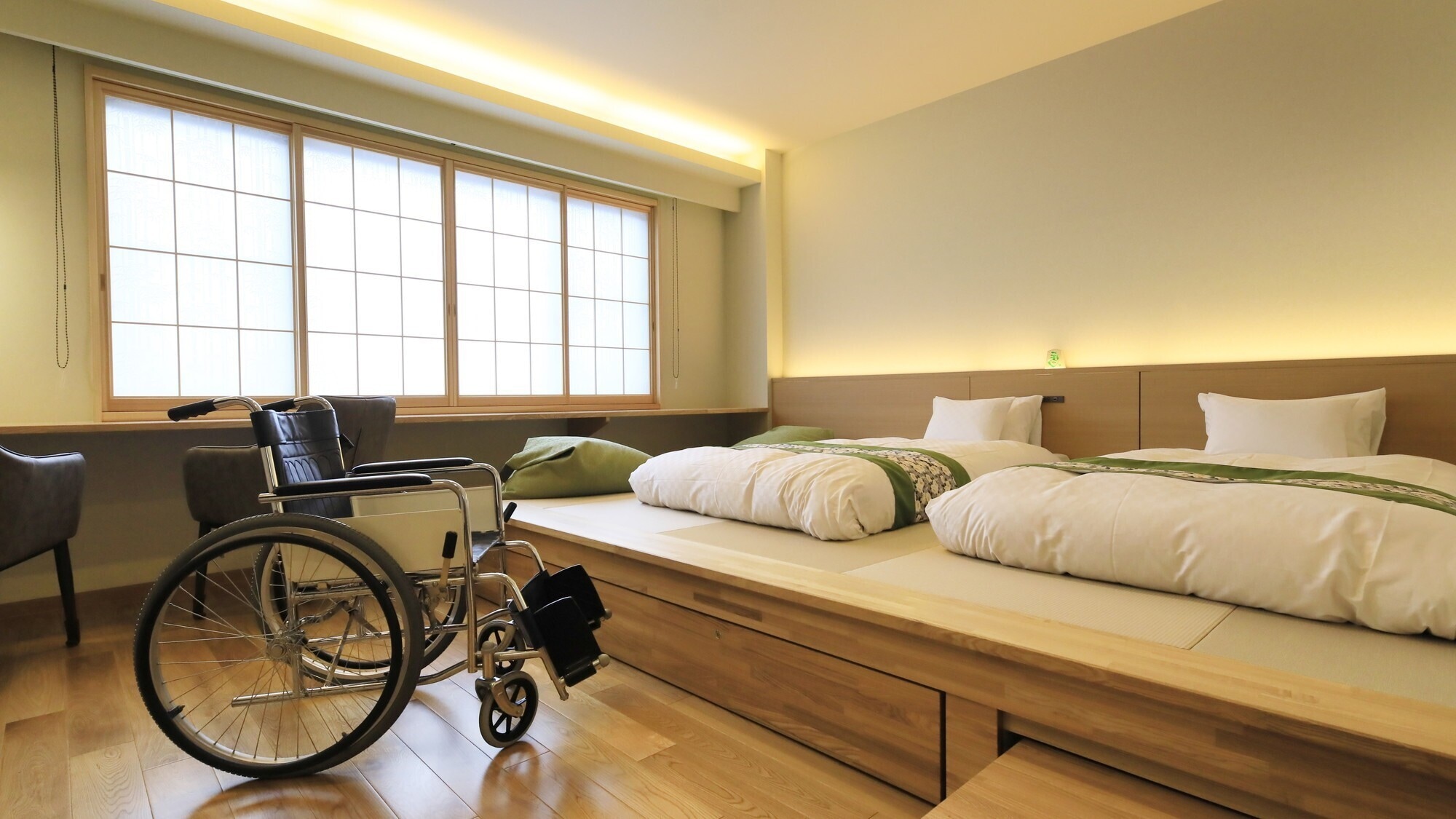 [Renovated West Wing Guest Rooms] A raised floor that makes it easy for wheelchair users to get out