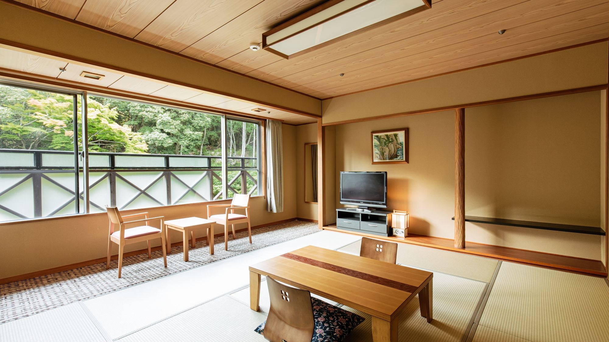 [10 tatami Japanese-style room] A Japanese-style room with a calm atmosphere
