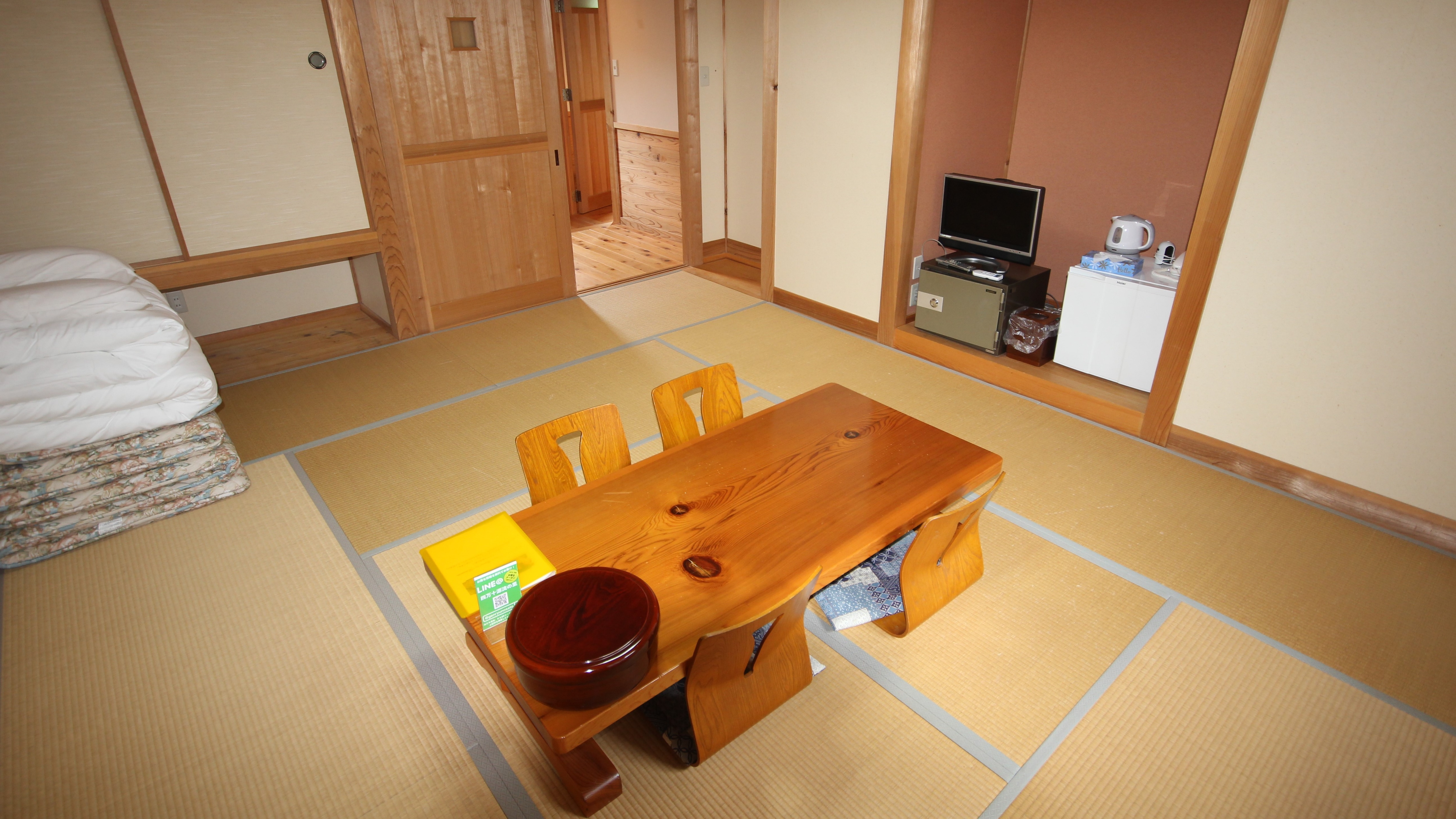 [Japanese-style room in the main building] Please spend a relaxing time in the tatami room.