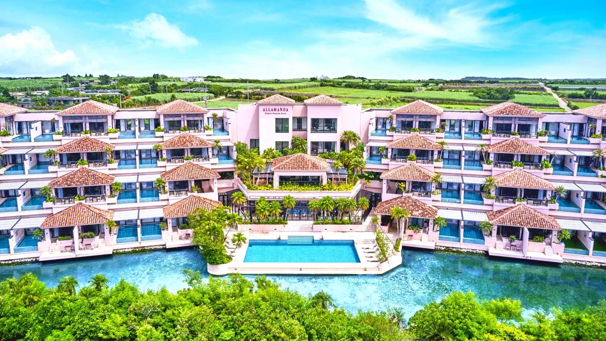 [Exterior/Lagoon Building] One of the largest all-suite pool villas in Japan, located on the waterfront of the lagoon.