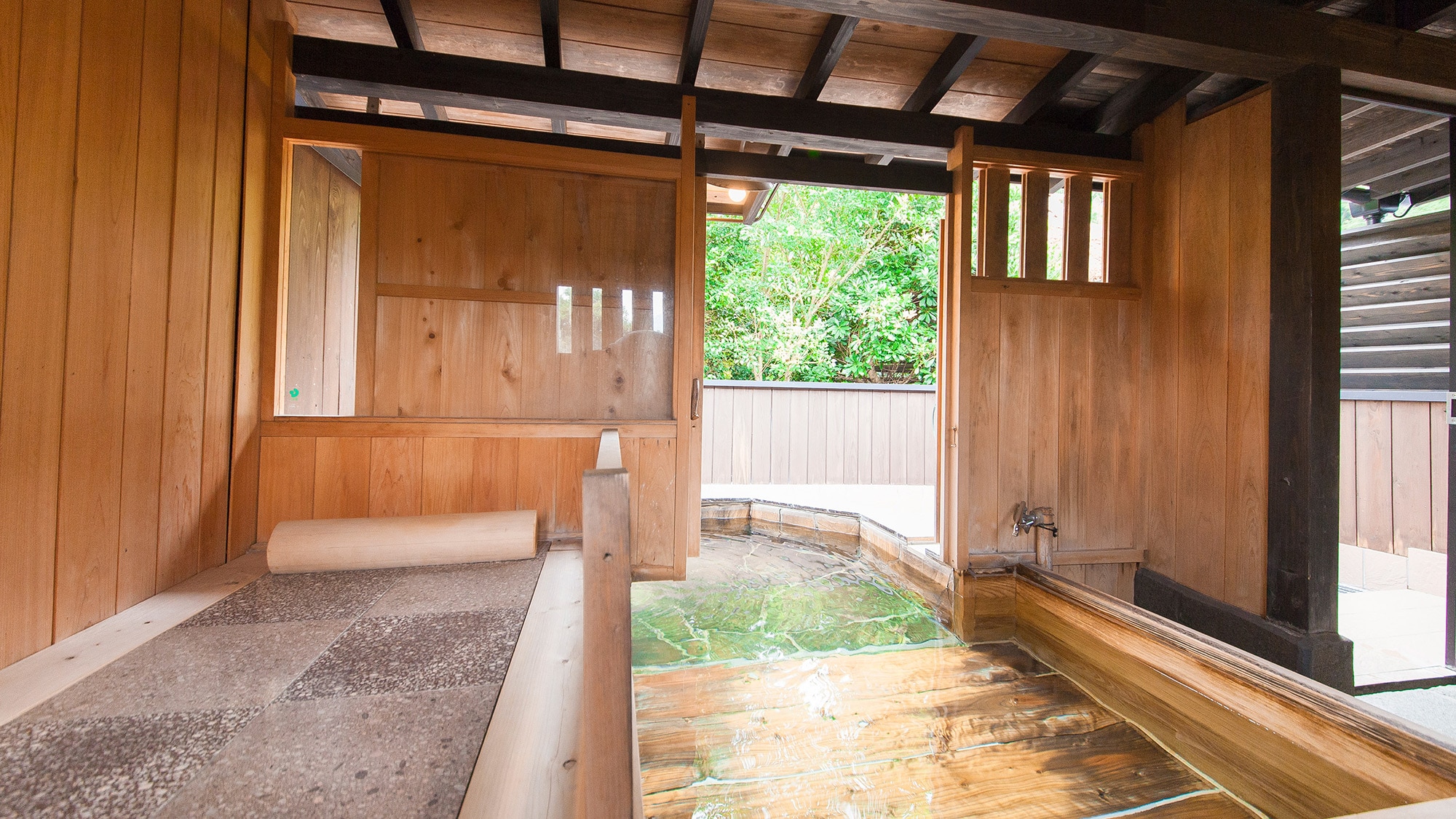 [Kozue no Ma]: Bedrock bath and indoor bath