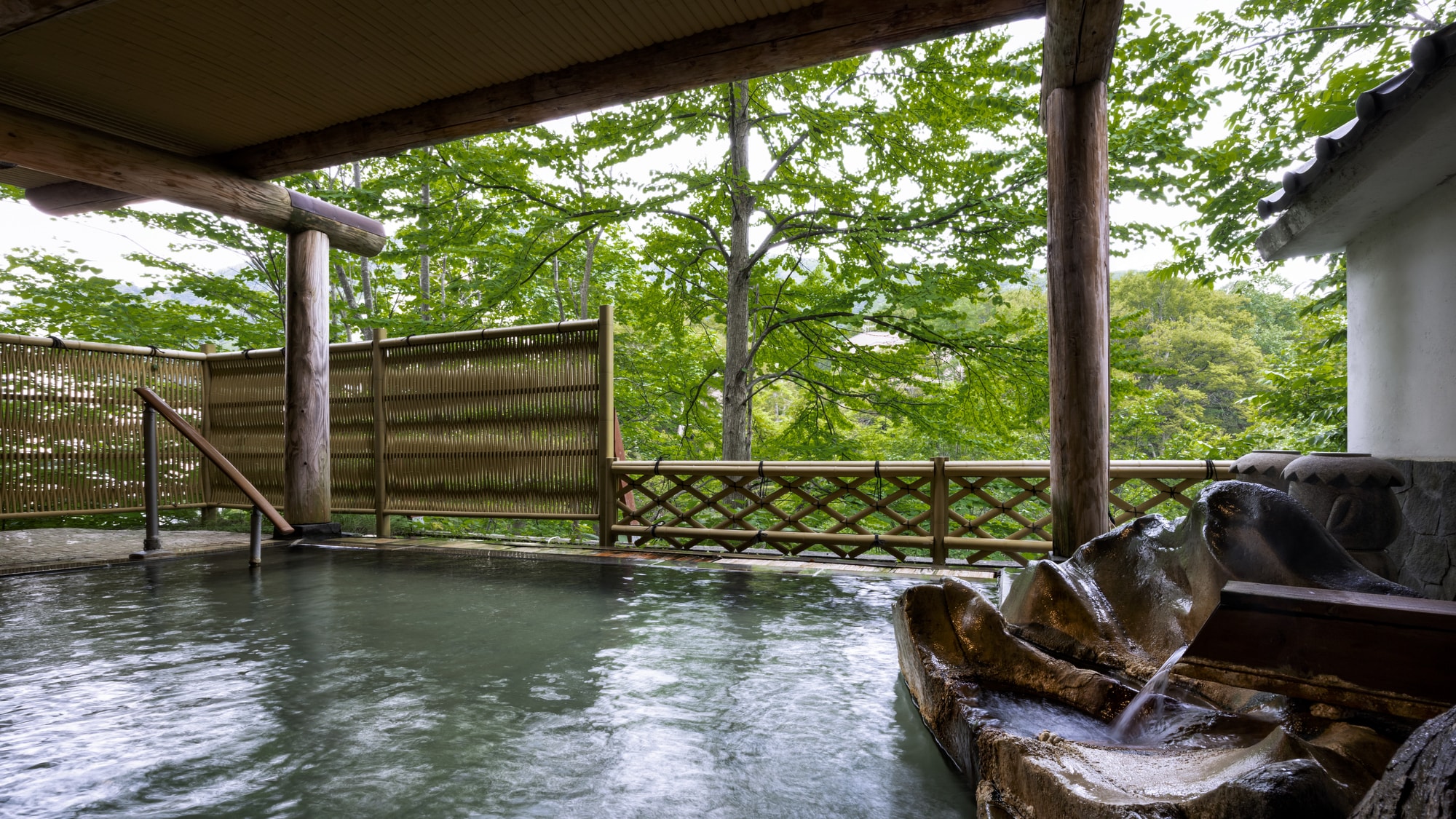 [露天浴池] 一边享受四季变幻的丰富自然风光，一边恢复精神。