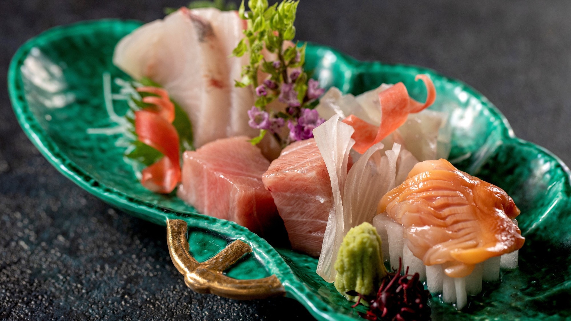 Kaiseki cuisine to enjoy in your room (an example of sashimi)
