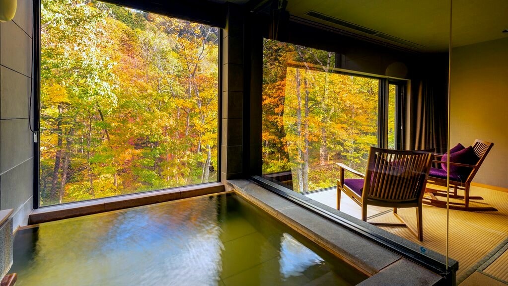 所有客房均設有景觀溫泉浴池。一邊在森林裡觀賞秋天的落葉。