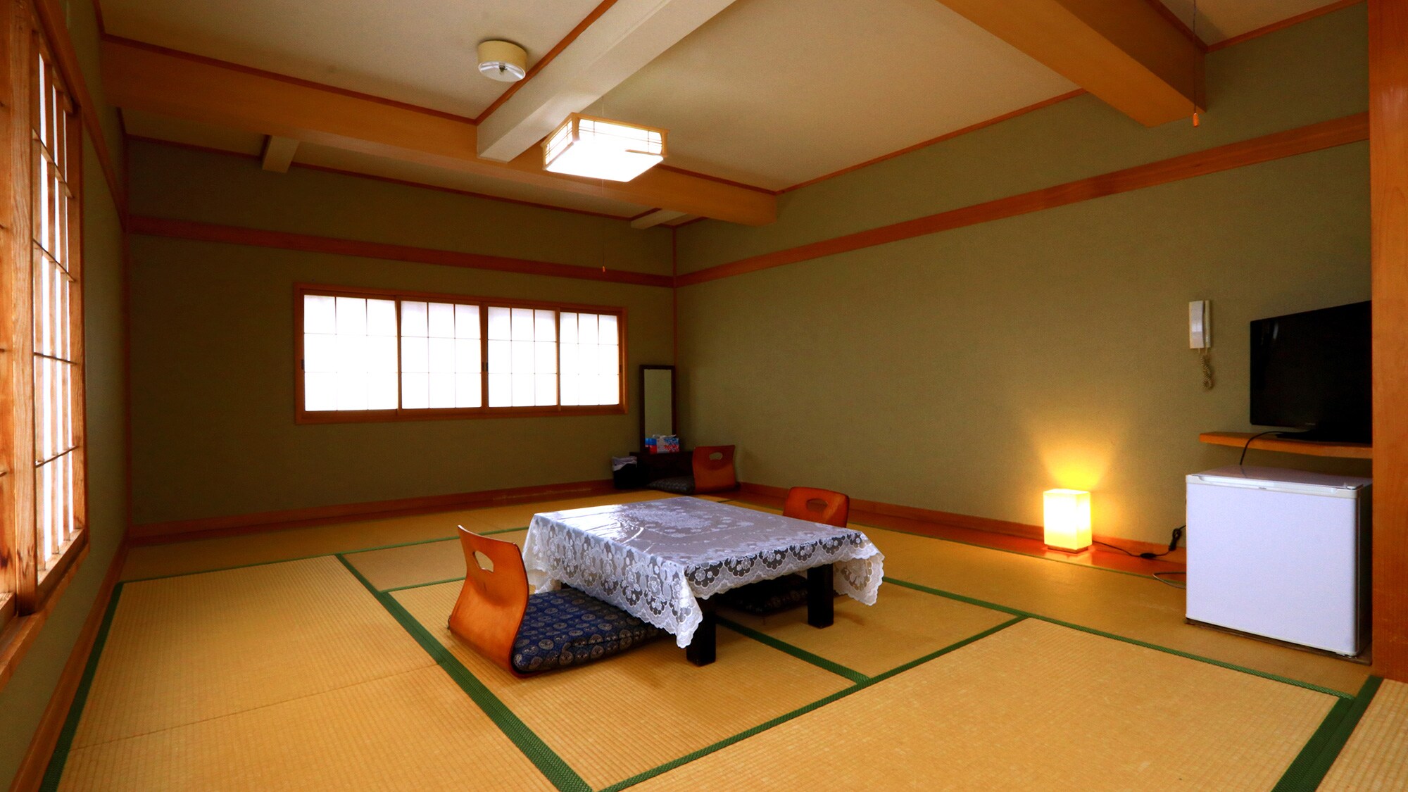 A spacious 10 tatami Japanese-style room.