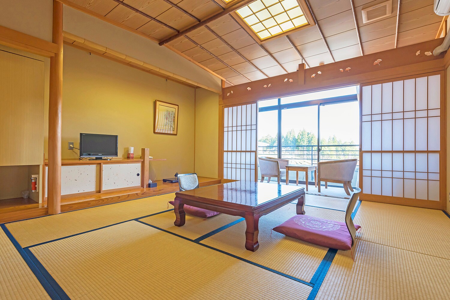 Please relax in the basic Japanese-style room