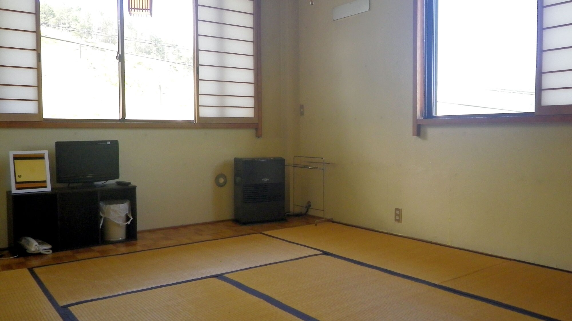 *[Main building Japanese-style room] Relax in a Japanese-style room filled with sunlight…