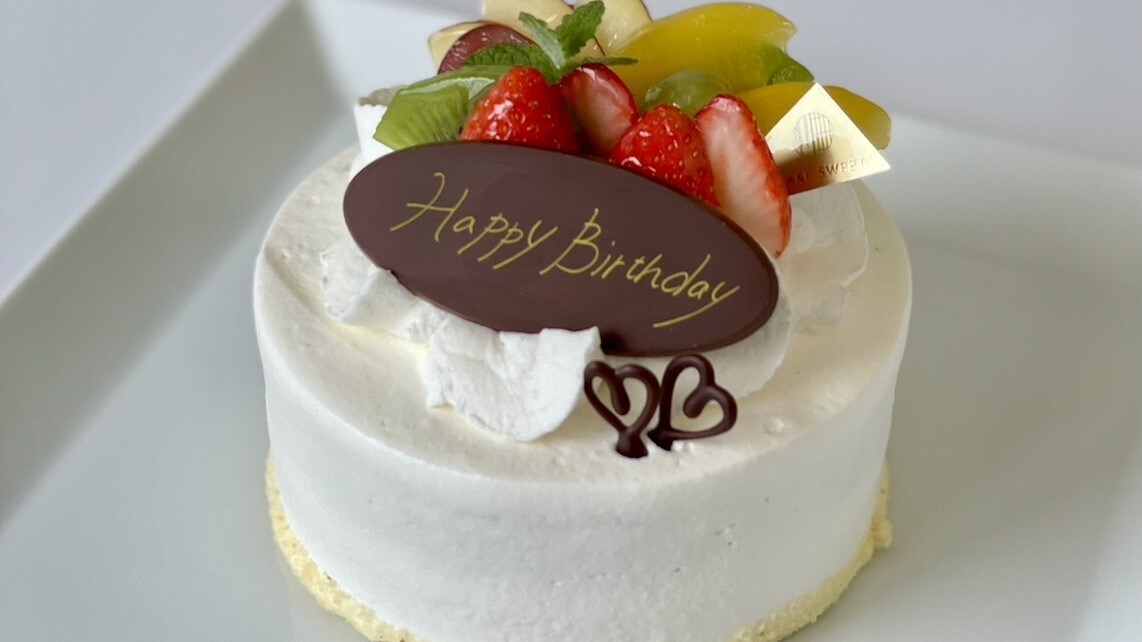 Fresh cream decorated cake