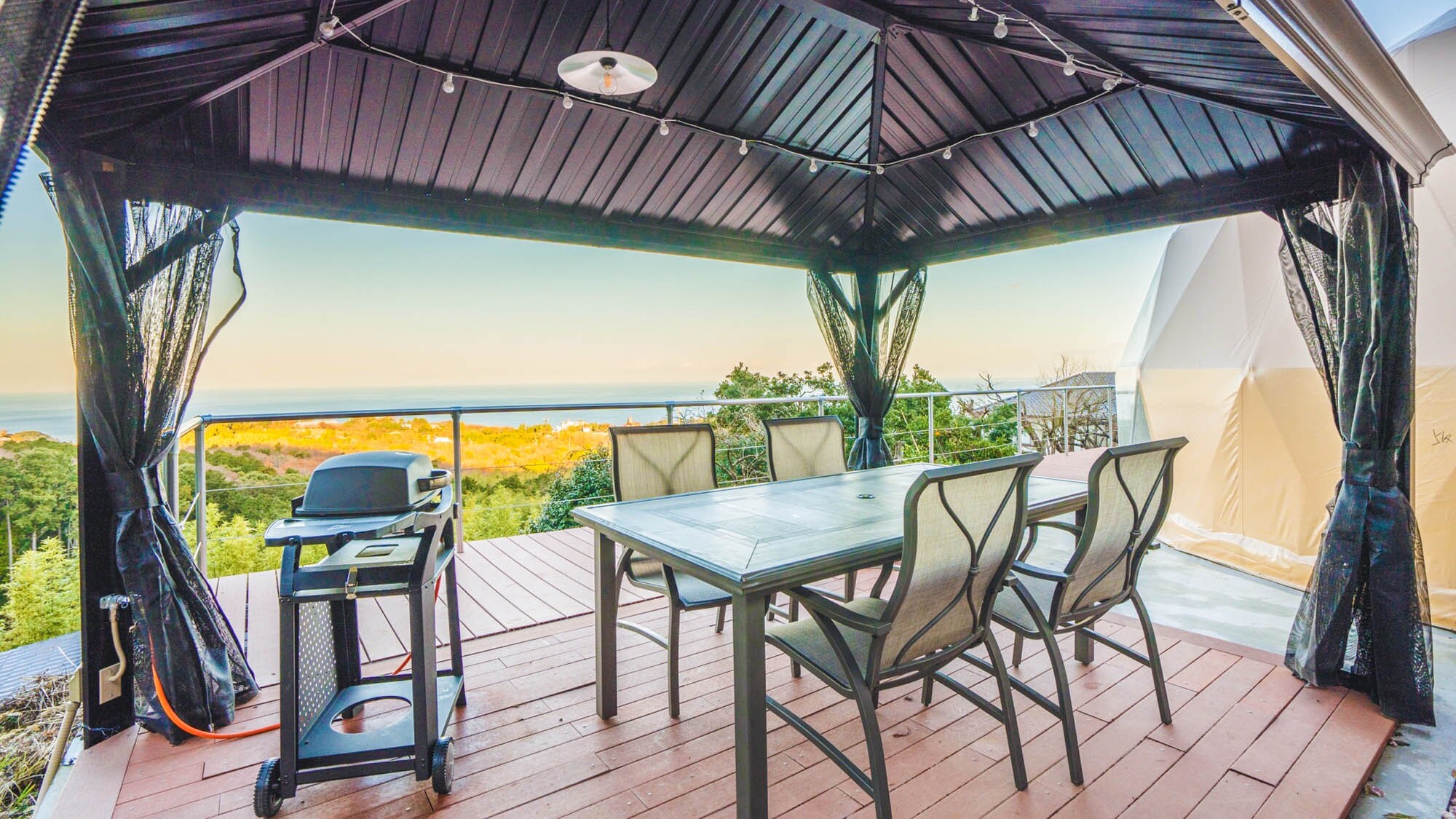 ・[Lều mái vòm C] Lều có sàn gỗ có mái che nên bạn không phải lo lắng về thời tiết.