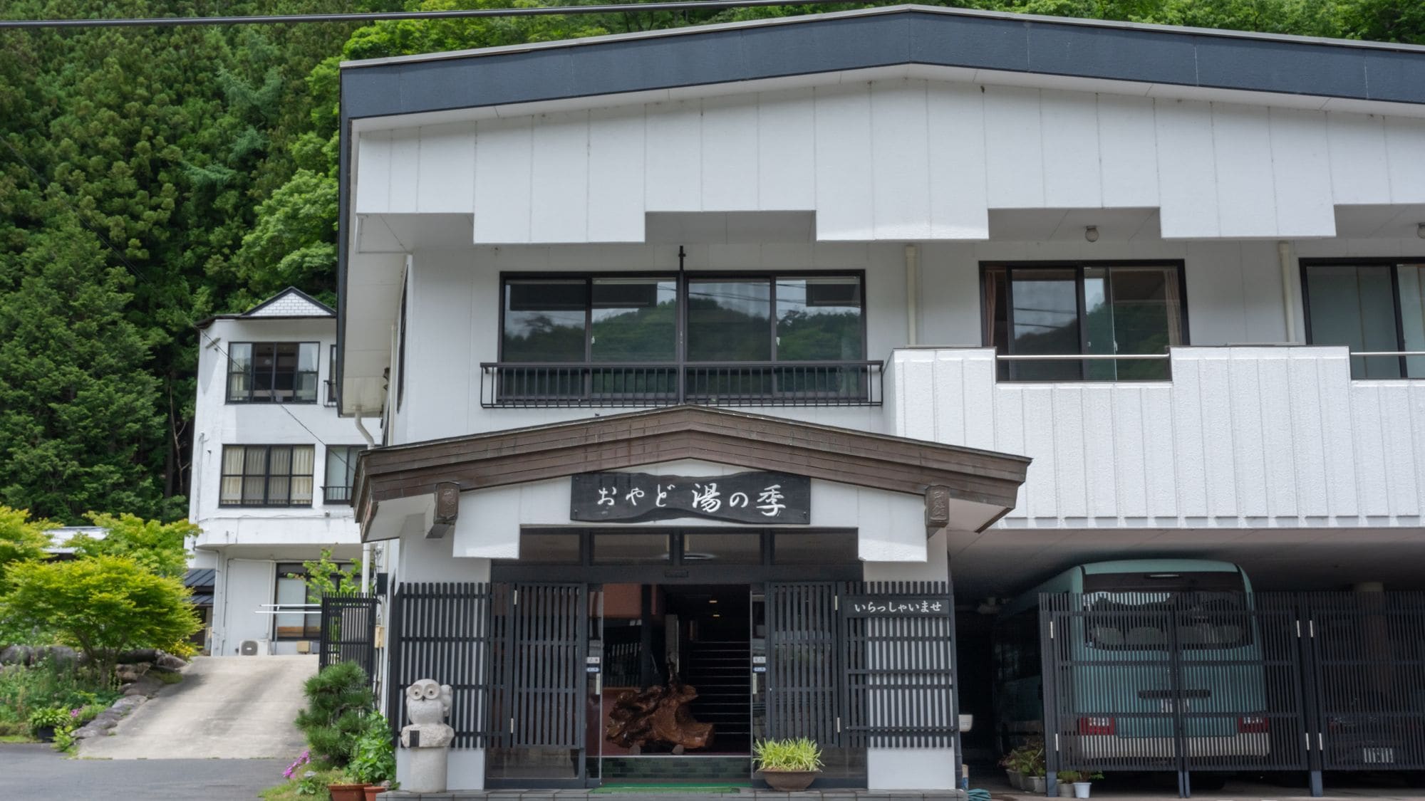 [Eksterior pada siang hari] Oyado Yunoki, terletak di resor sumber air panas di pegunungan dengan air panas yang melimpah