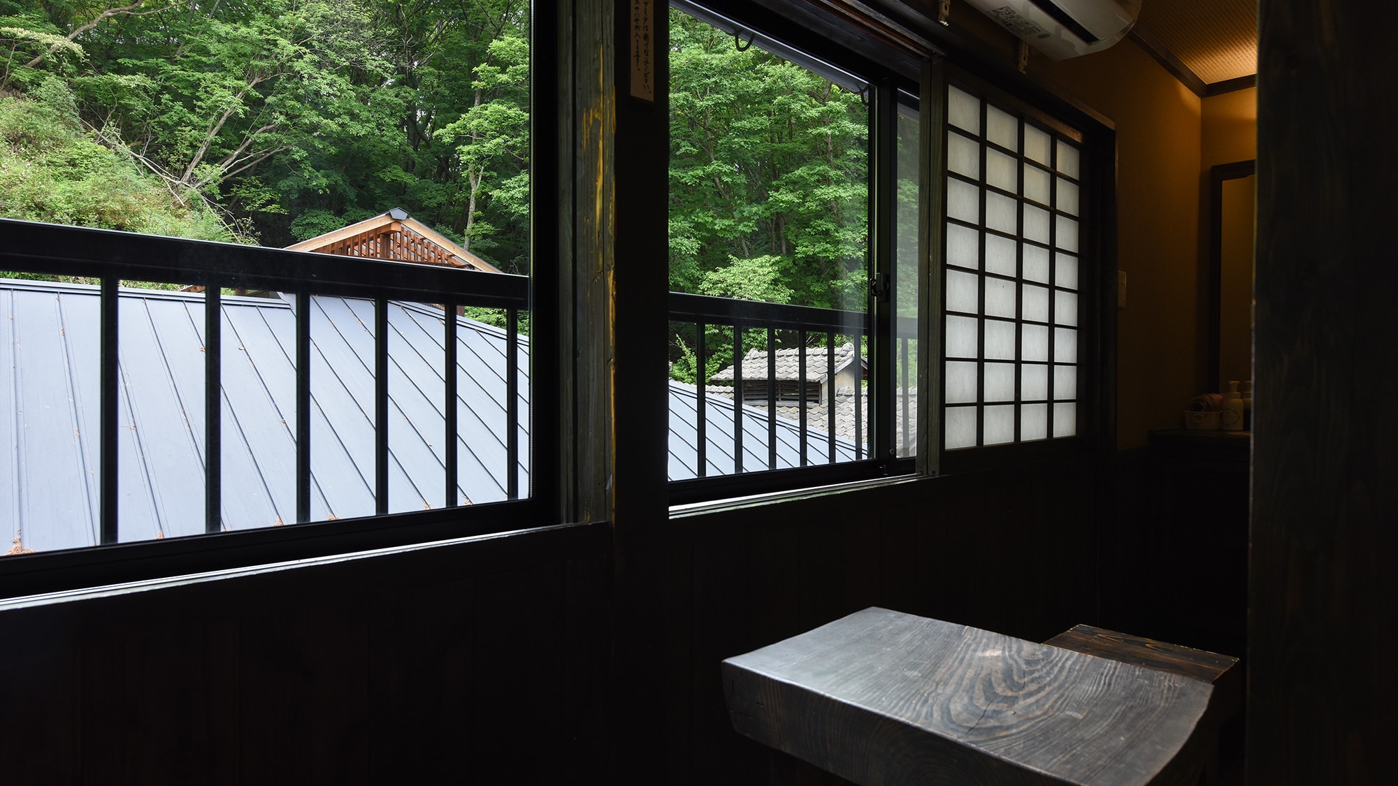 *[New Wing Japanese-style room, 10 tatami mats] Enjoy a relaxing moment by the window, feeling the natural light and breeze.