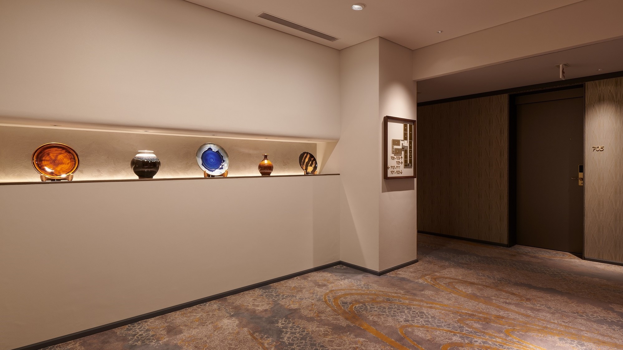 7th floor, non-smoking, top floor lobby/ Object "Denishi-yaki"