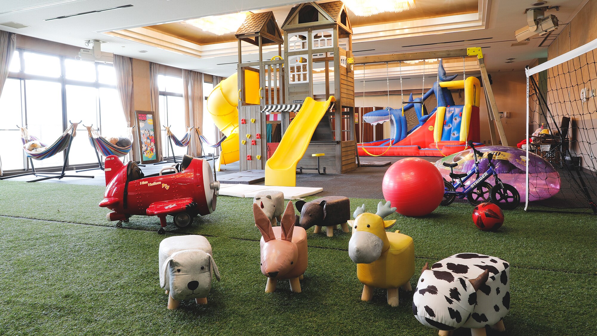 [兒童公園] 大型遊樂設施、球池等，有許多可以用身體享受的活動。