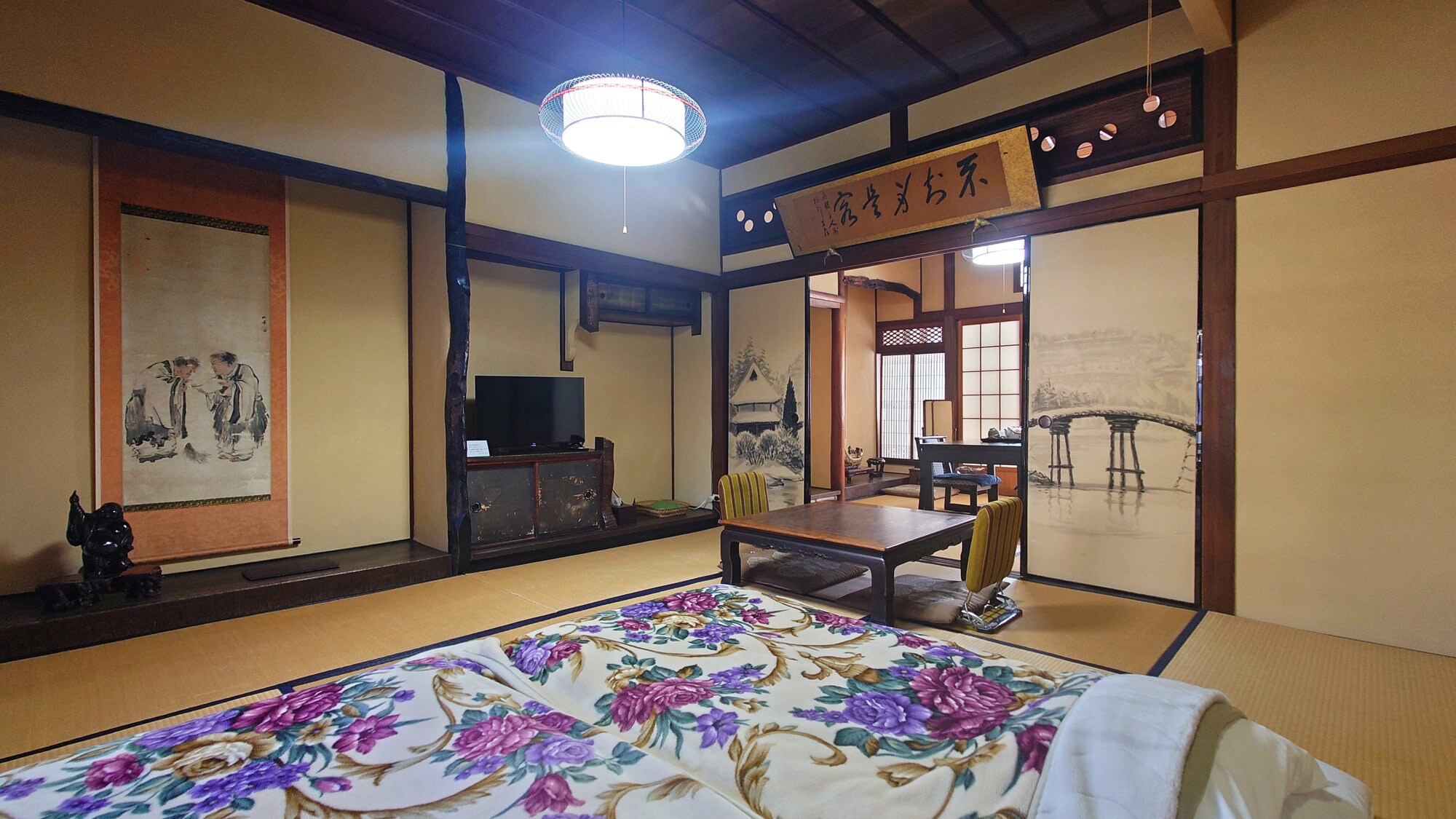 [Upper Japanese-style room with waiting room (12.5 tatami mats, non-smoking, 2nd floor, with key)] The bedroom is at the back of the room.