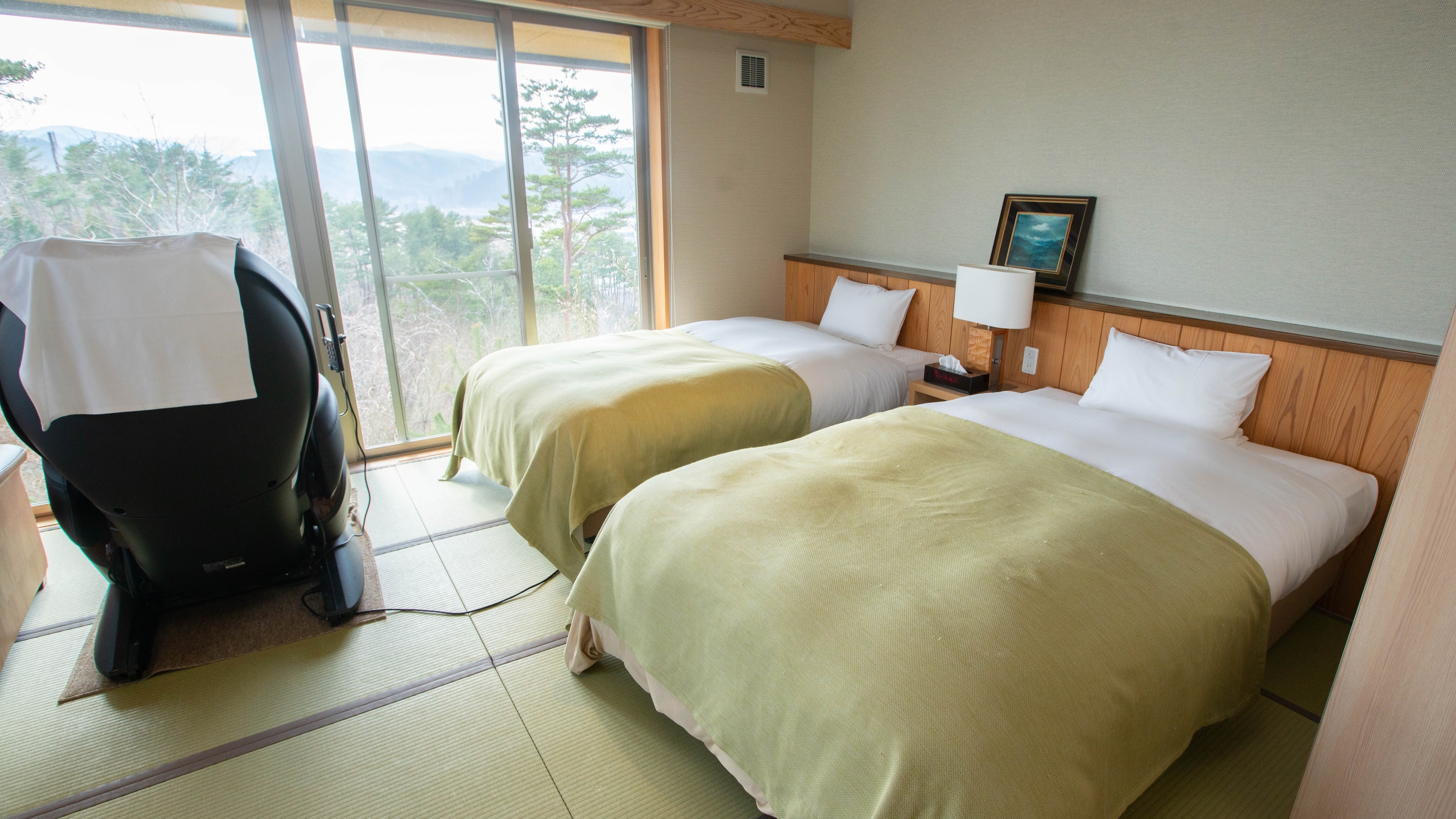[Jiro no Iori, 1st floor] A modern Japanese-Western style room with a 14-tatami open-air bath