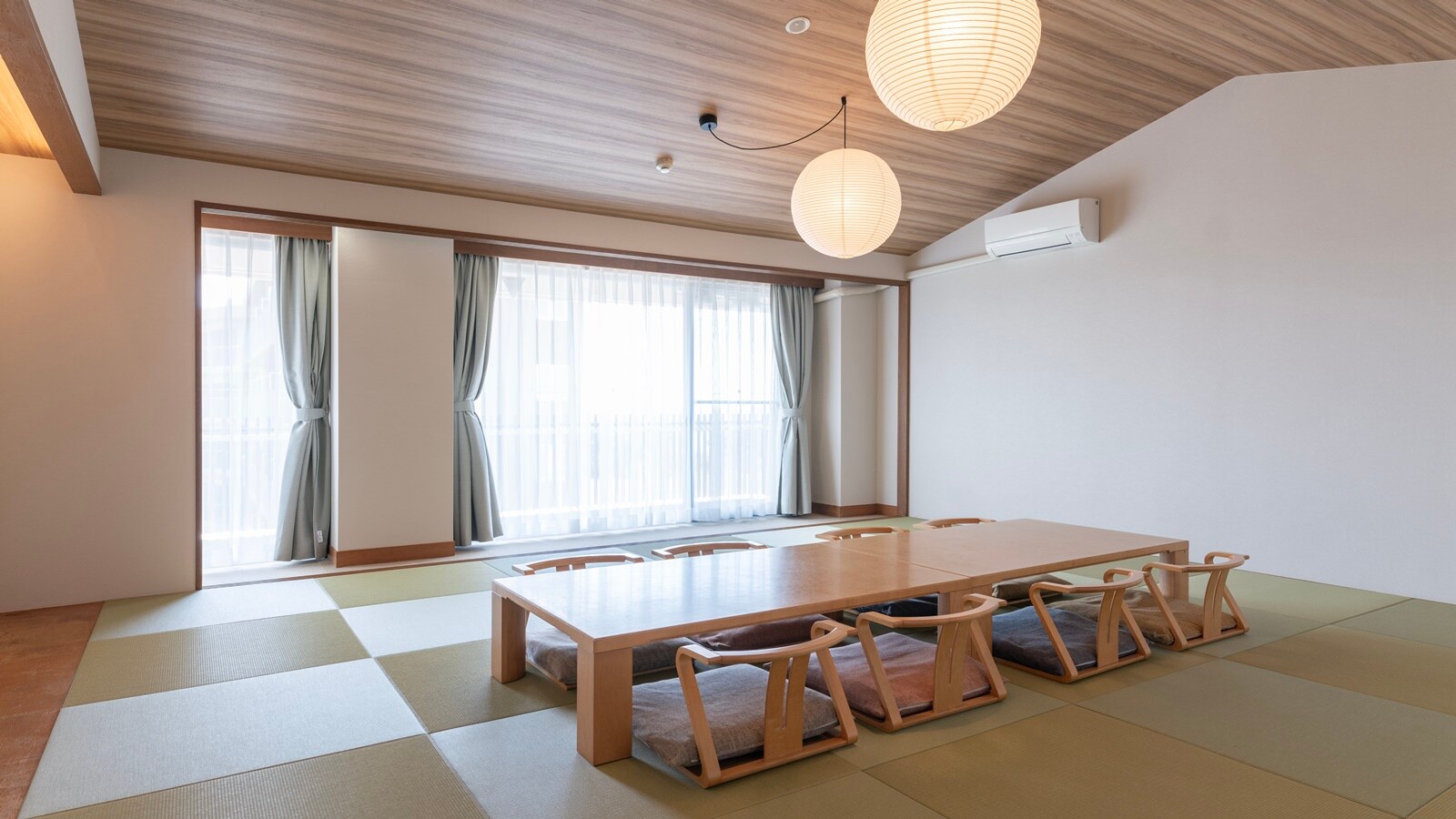 * [Main building Japanese-style room 18 tatami mats] A spacious 18 tatami Japanese-style room where a group of 10 people can relax