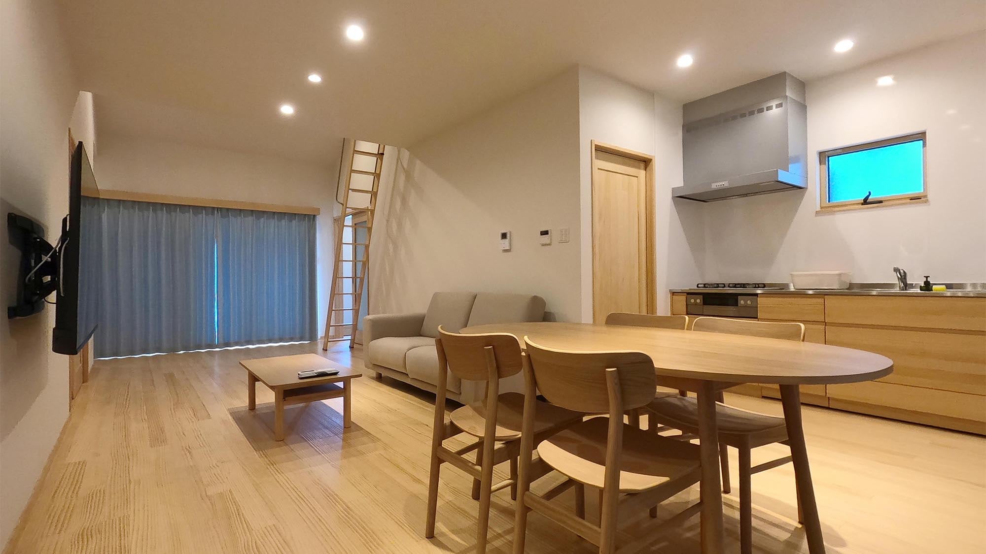 ・The living room is spacious and perfect for groups.