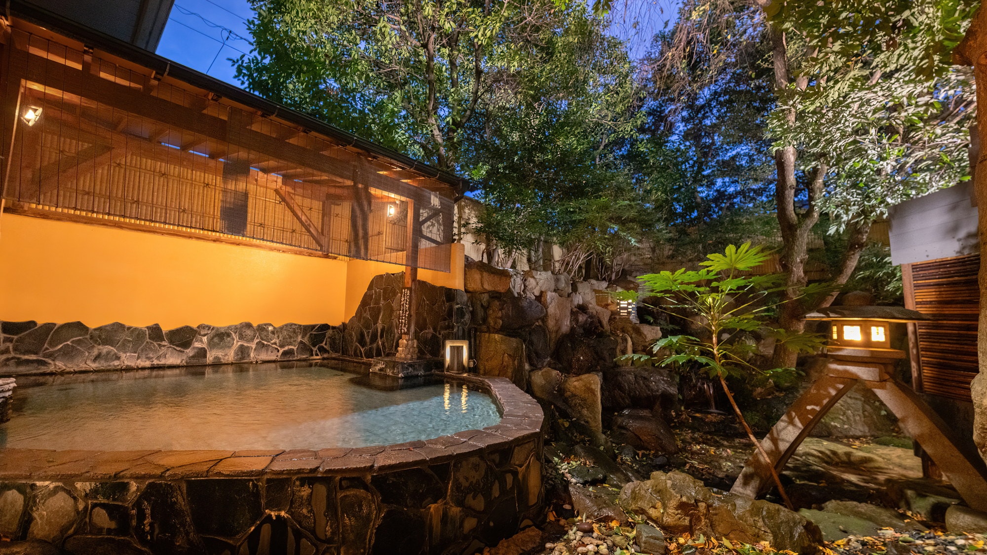 Open-air bath on the first floor at night