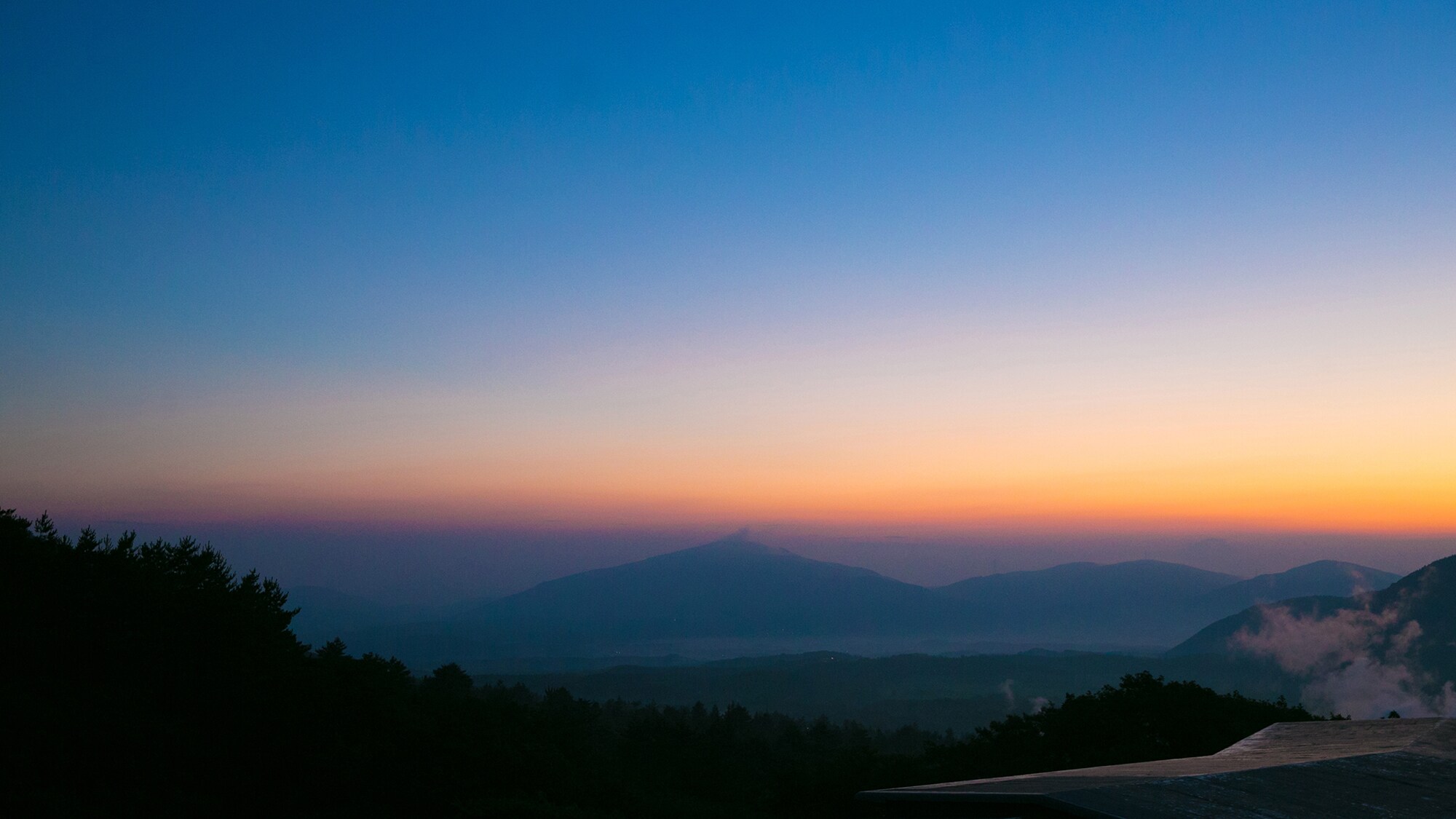 ■Sunset on the mountainside■A moving experience with the contrast between the beautiful sky and the mountains――