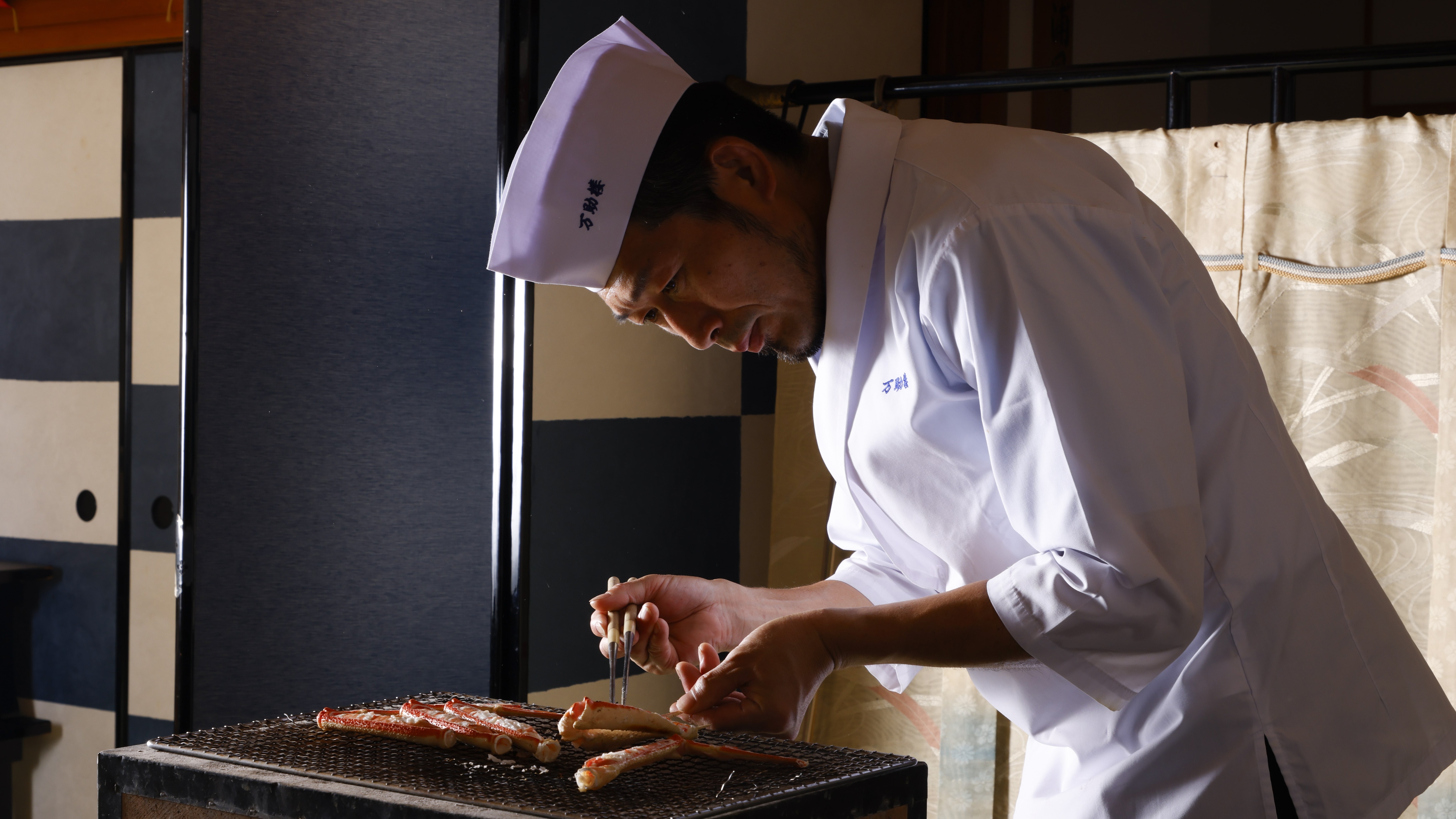 [Head Chef] Our head chef grills "grilled crab" over charcoal for a winter treat!