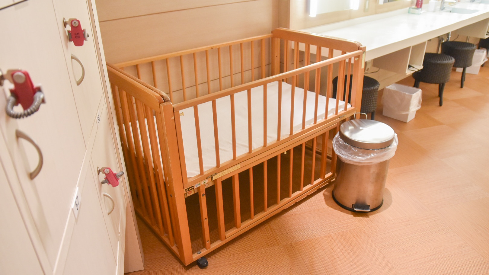 [Dressing rooms] Baby beds and diaper buckets are provided in both the men's and women's changing rooms.