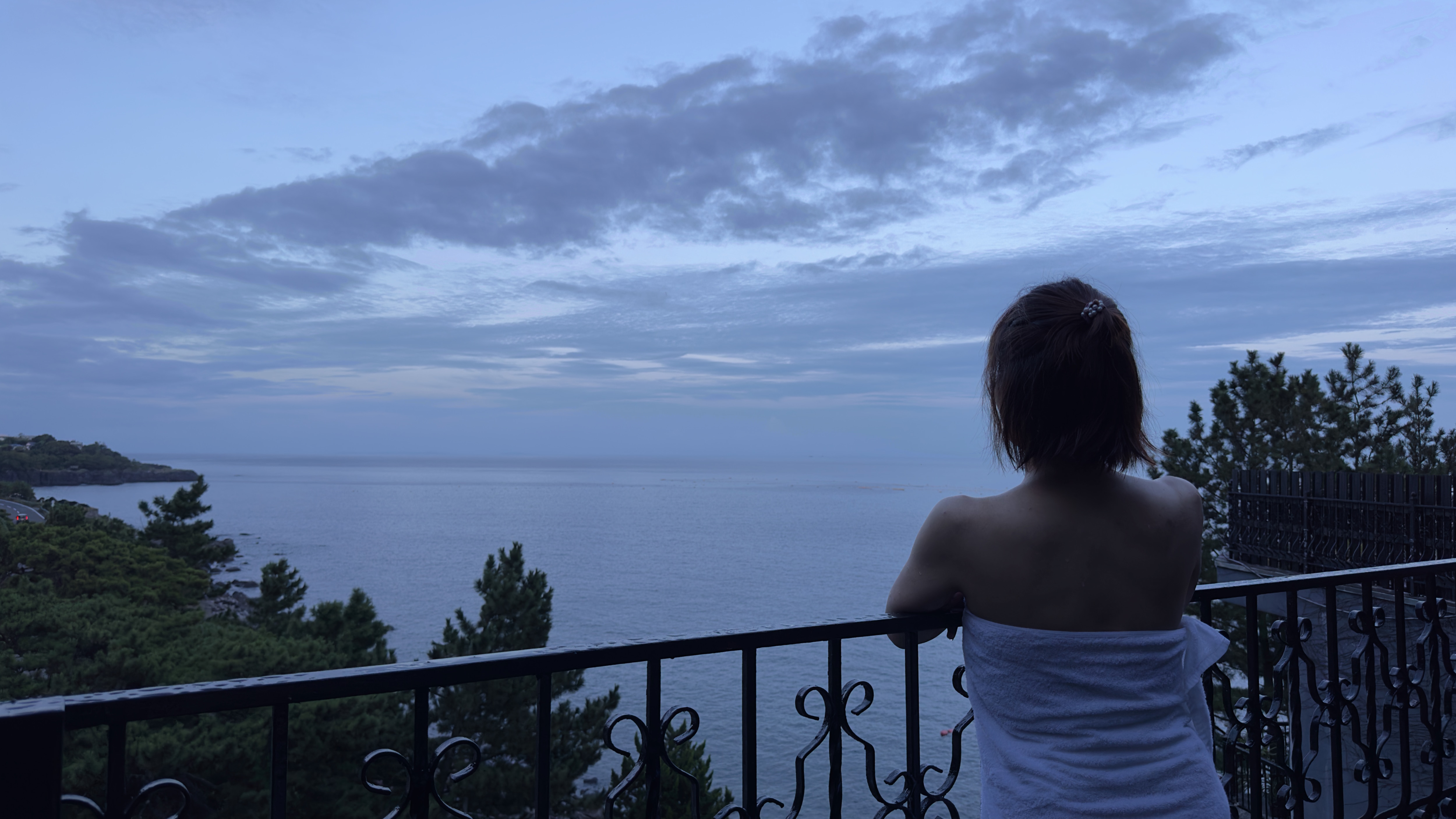 Looking out at the ocean in front of me...