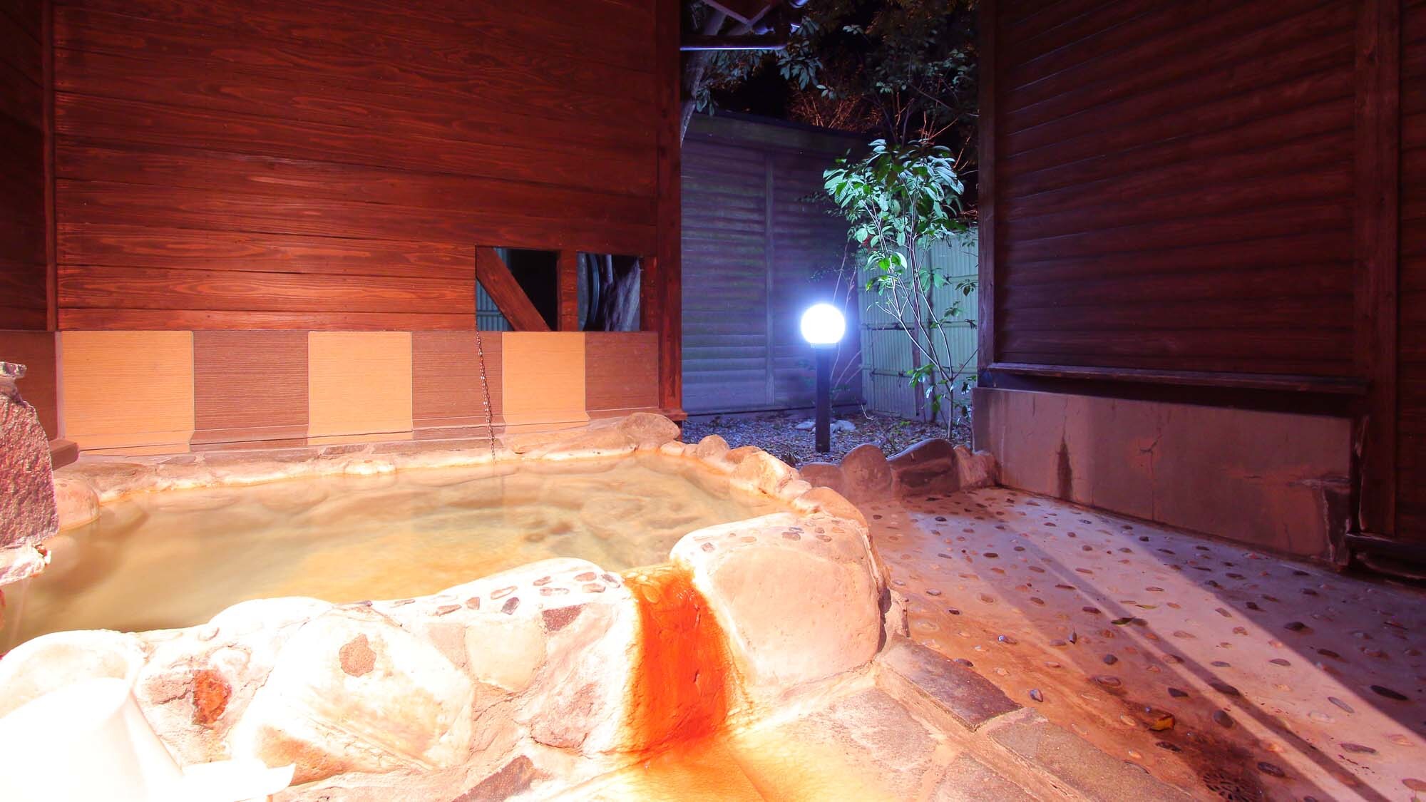 [Example of a room with an open-air bath on the first floor] Private open-air bath