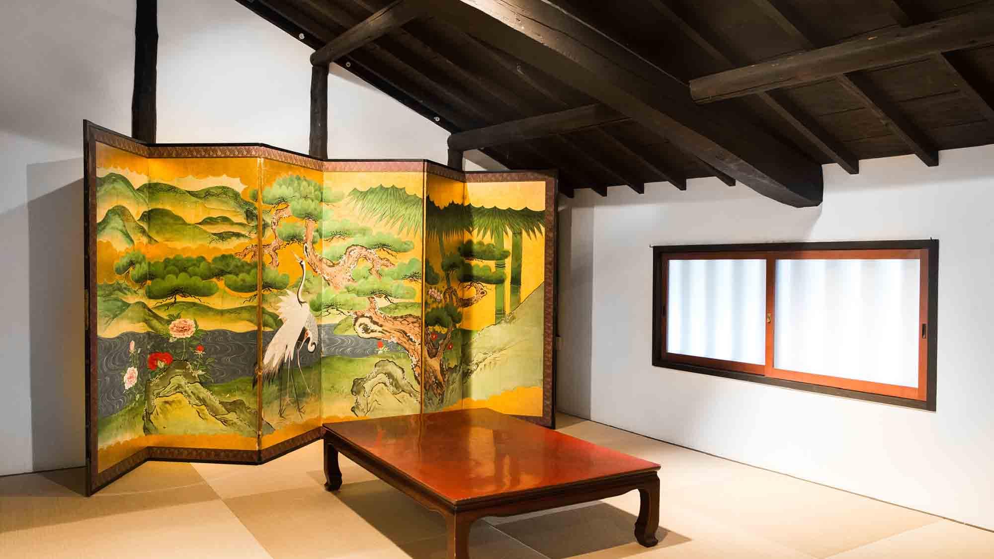 ・When you go up to the second floor, a magnificent folding screen in the main room will catch your eye.