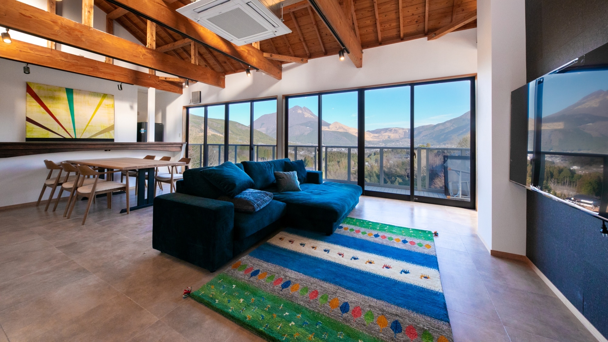 [Special Room] A special room with a spacious window that spreads out over the entire view of Yufu.