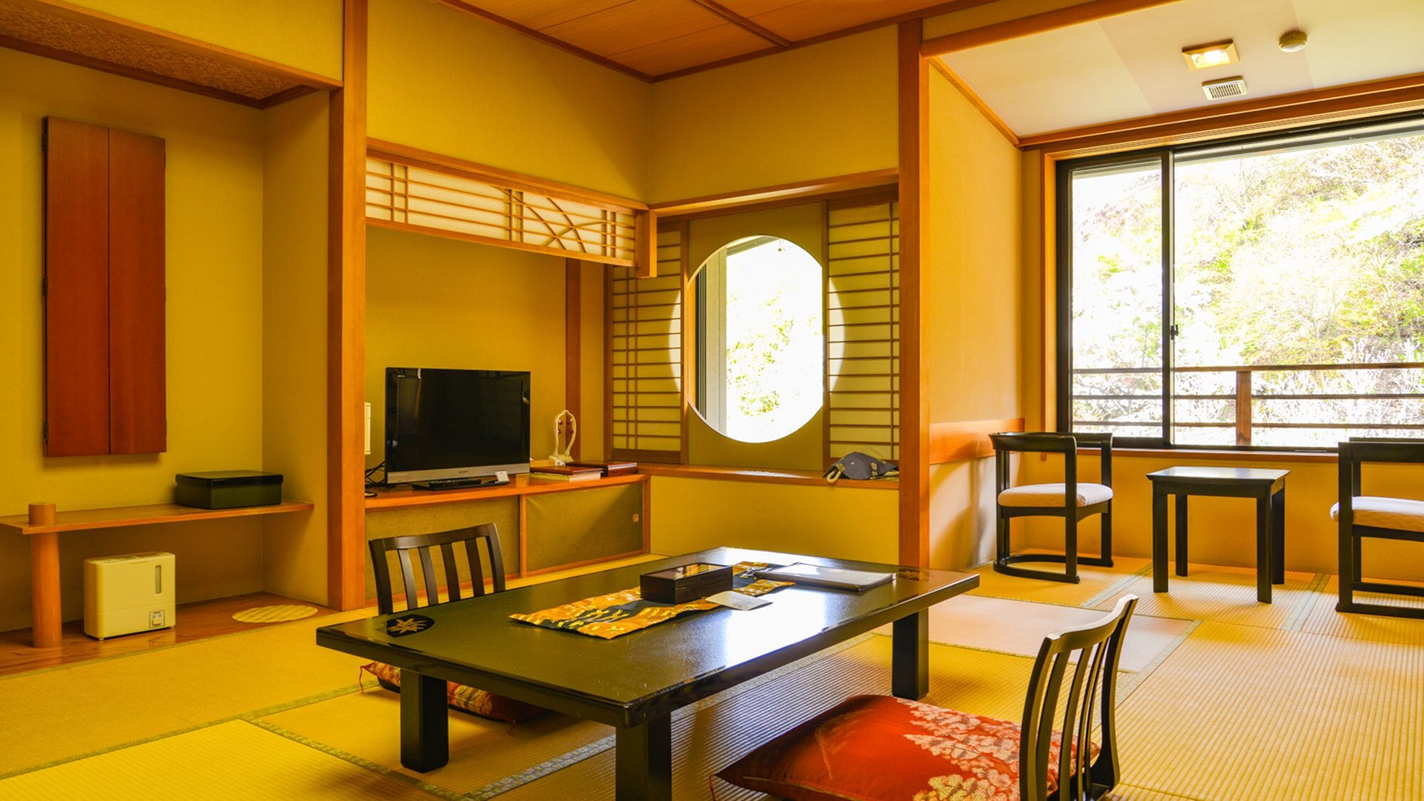 *[Hanamiki no Yakata] Enjoy a relaxing stay in a room surrounded by nature where you can feel the changing of the seasons.