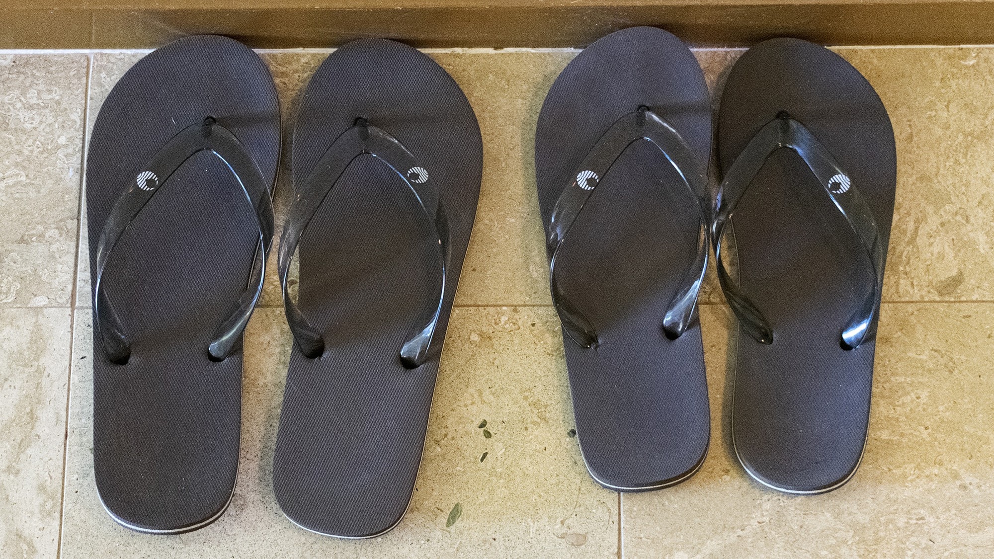 Sandal pantai kembar dengan pemandangan laut