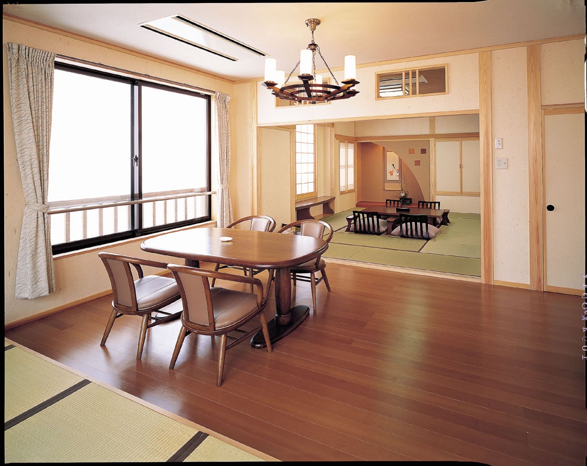 Yutogekan, guest room with open-air bath "Izutsu" from the dining side