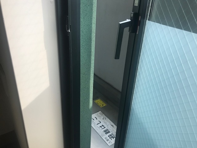 The windows can be opened and closed to allow ventilation inside the room.