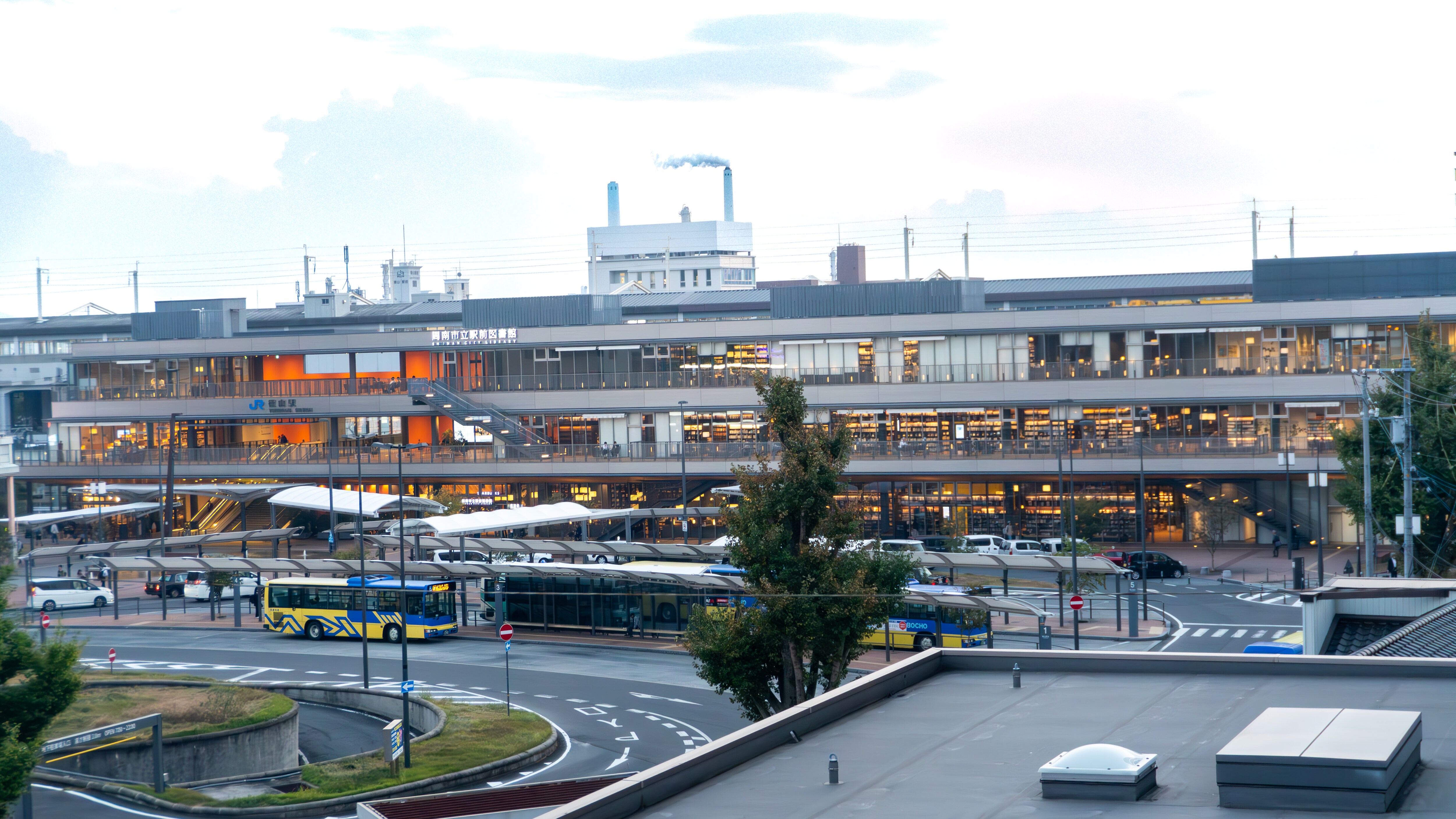 It is conveniently located just a 2-minute walk from Tokuyama Station to the new building and a 9-minute walk to the annex.