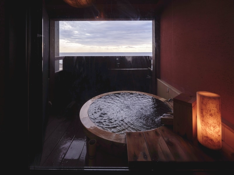 Barrel-shaped open-air bath in the room