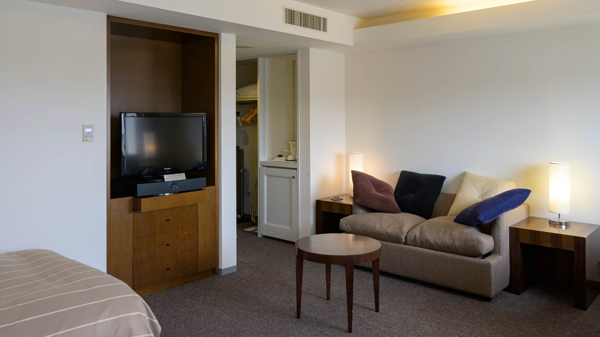 [Deluxe Twin] Specially made furniture creates a calm atmosphere throughout the room.