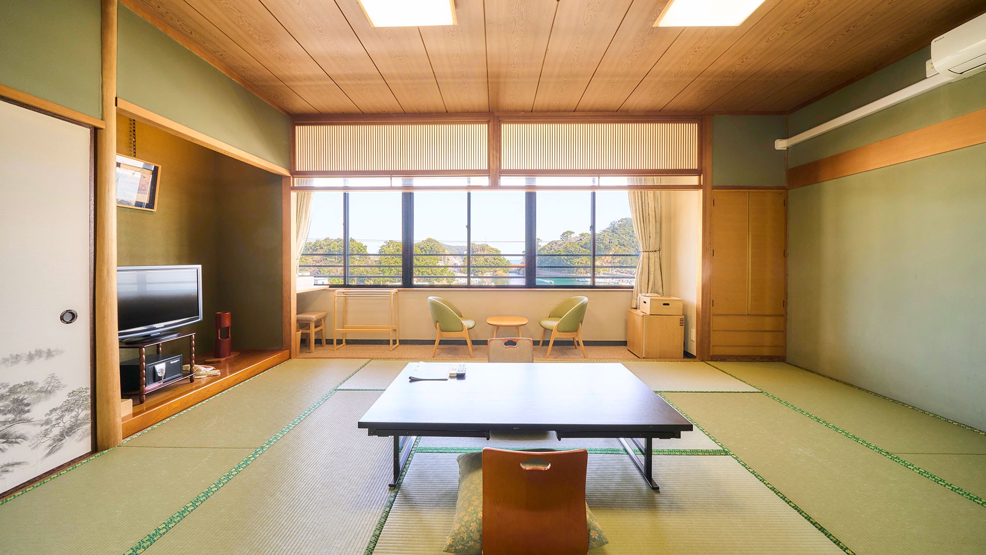 ・[Japanese-style room with 12 tatami mats] A room where you can relax and enjoy the sound of the waves.