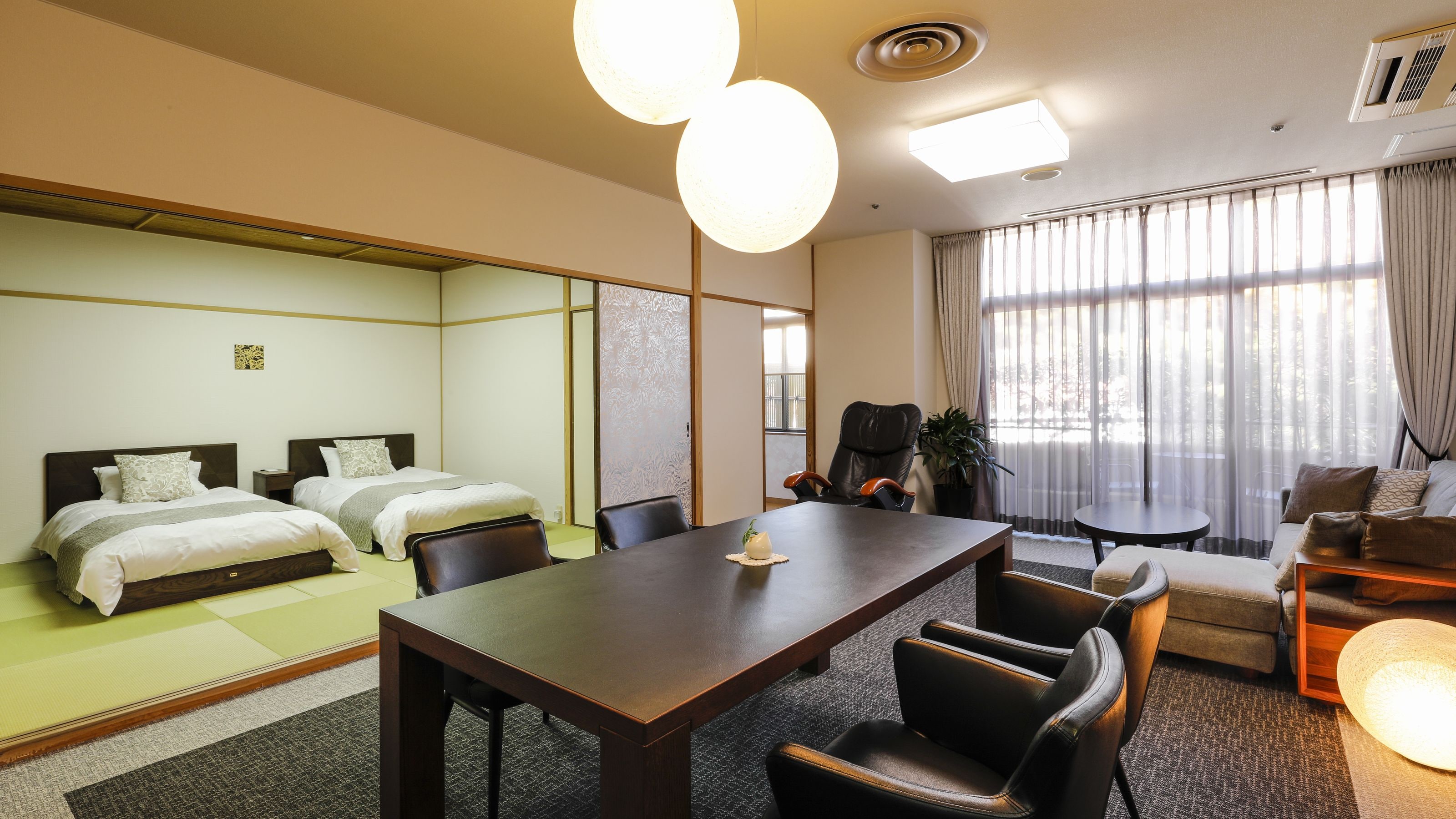 * "Hana Suite" dengan pemandian air panas di lantai 10 Contoh: Kamar Suite dengan suasana tenang. Ada juga pemandian batu di pemandian luar ruangan