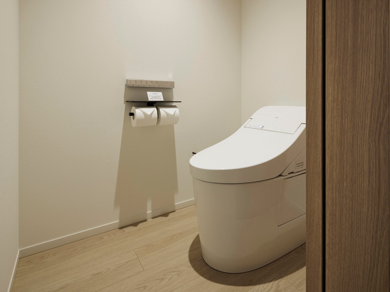 Bathroom: The bath and toilet are separate, so you can use your time efficiently when getting ready to go out in the morning.