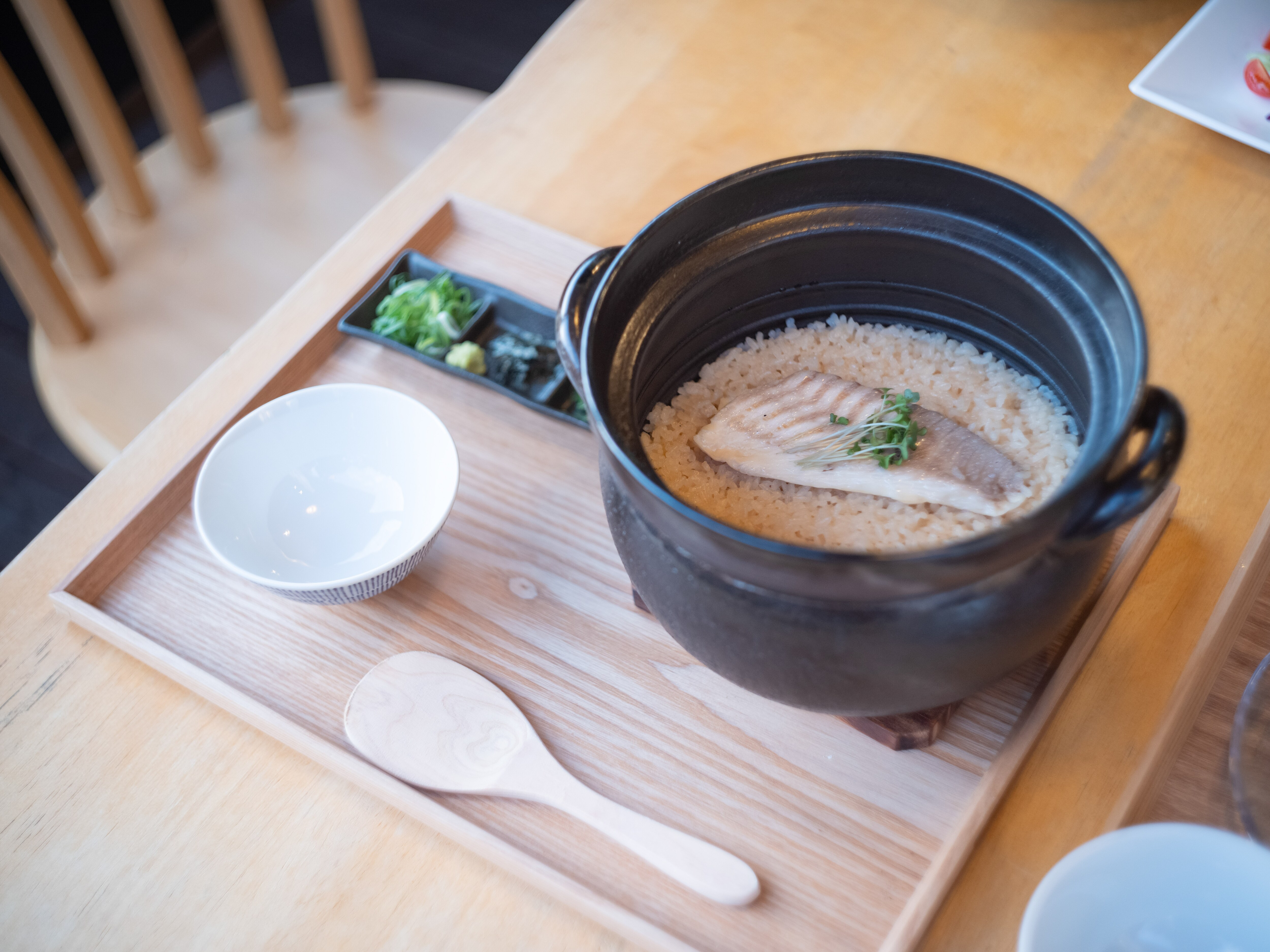 一晚住宿兩餐套餐晚餐：使用當天早上捕獲的新鮮鯛魚製作的松山鯛魚飯