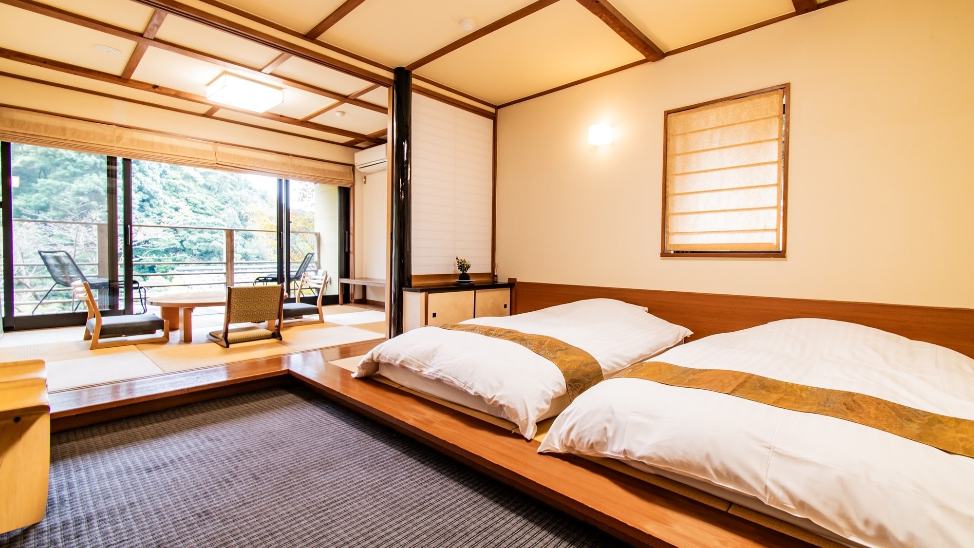 [Japanese-Western room] A Japanese-style room equipped with a low bed on a raised platform.