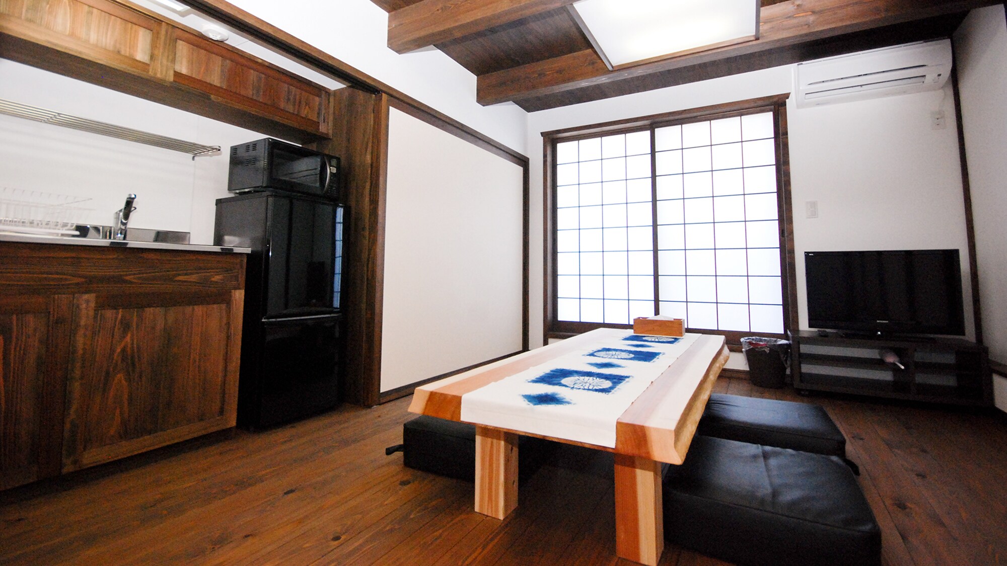 ・ [Living / Kitchen] The warmth of wood will heal your heart.