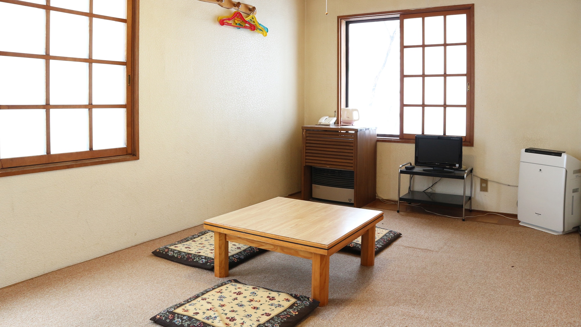 *[ห้องพักแบบญี่ปุ่น] ห้องที่ปูพรมแทนเสื่อทาทามิ (ห้องพักนี้ไม่มีเครื่องปรับอากาศ)