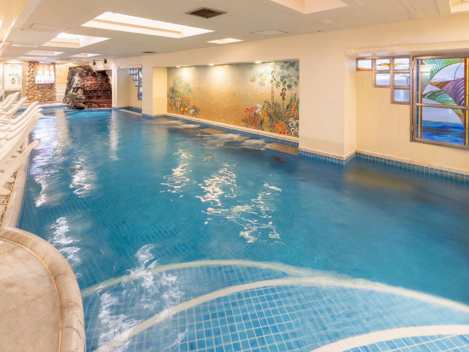 1st floor: Large heated swimming pool