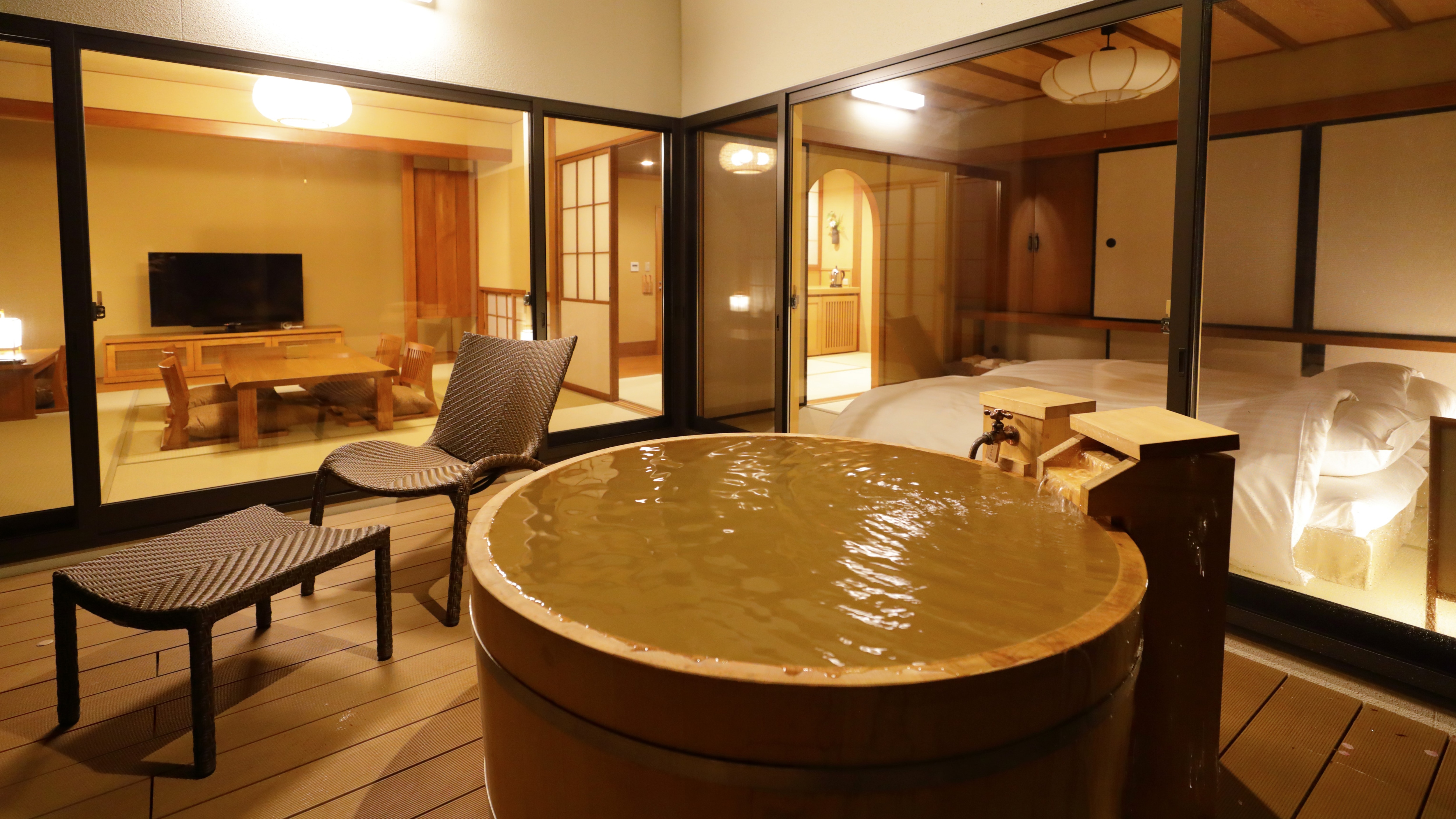 【別館】 「天之座」的4間客房是由具有文化價值的建築物改建而成的豪華客房，設有註入天然溫泉水的露天浴池和室內浴池。