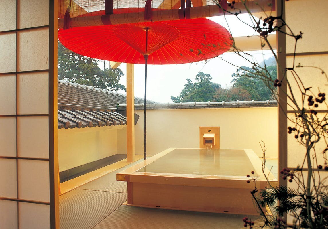 Special room with open-air bath [flower decoration]