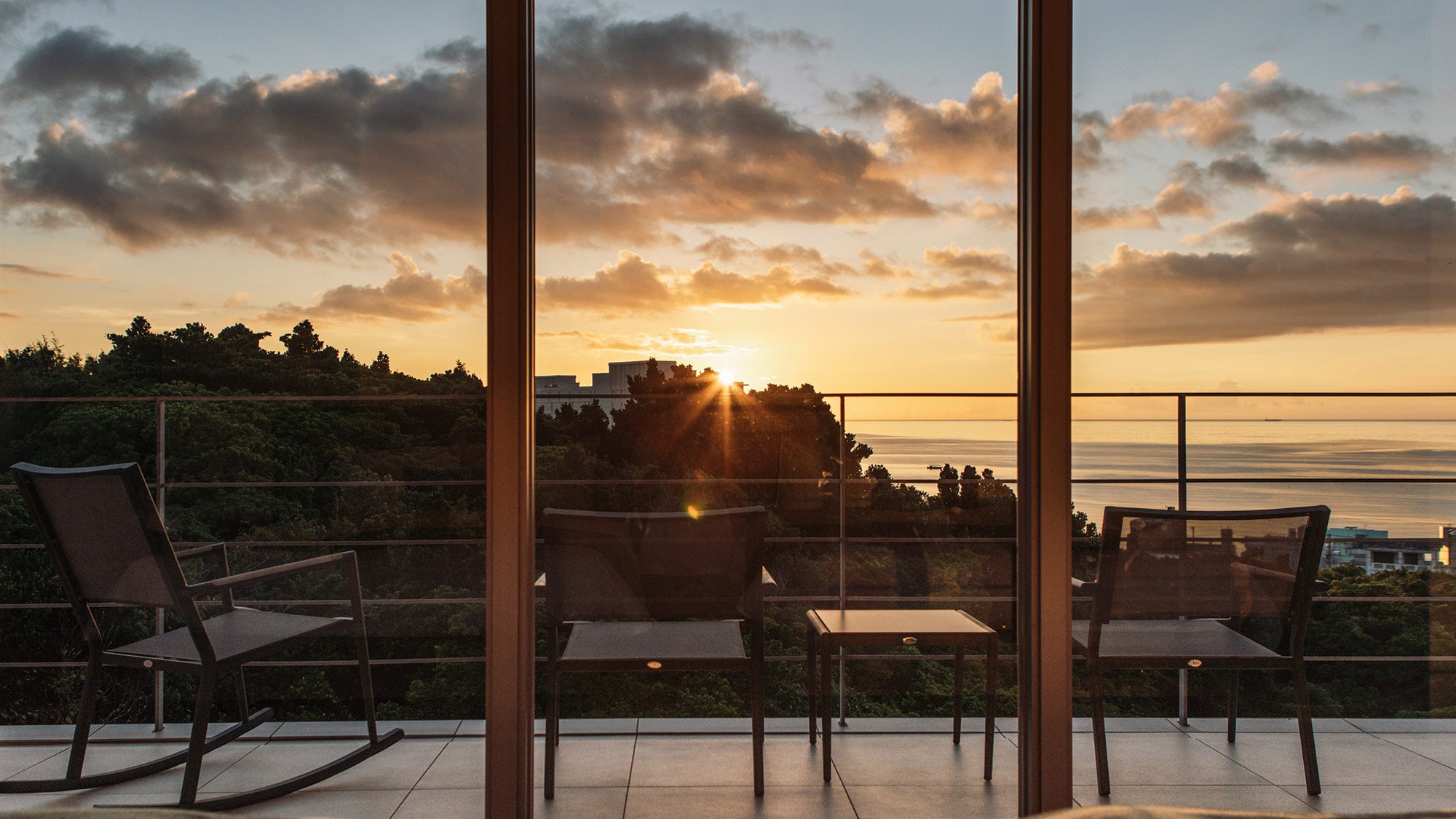 ・[SOL] The sunset is very emotional. Why not share the feeling with your family and friends?