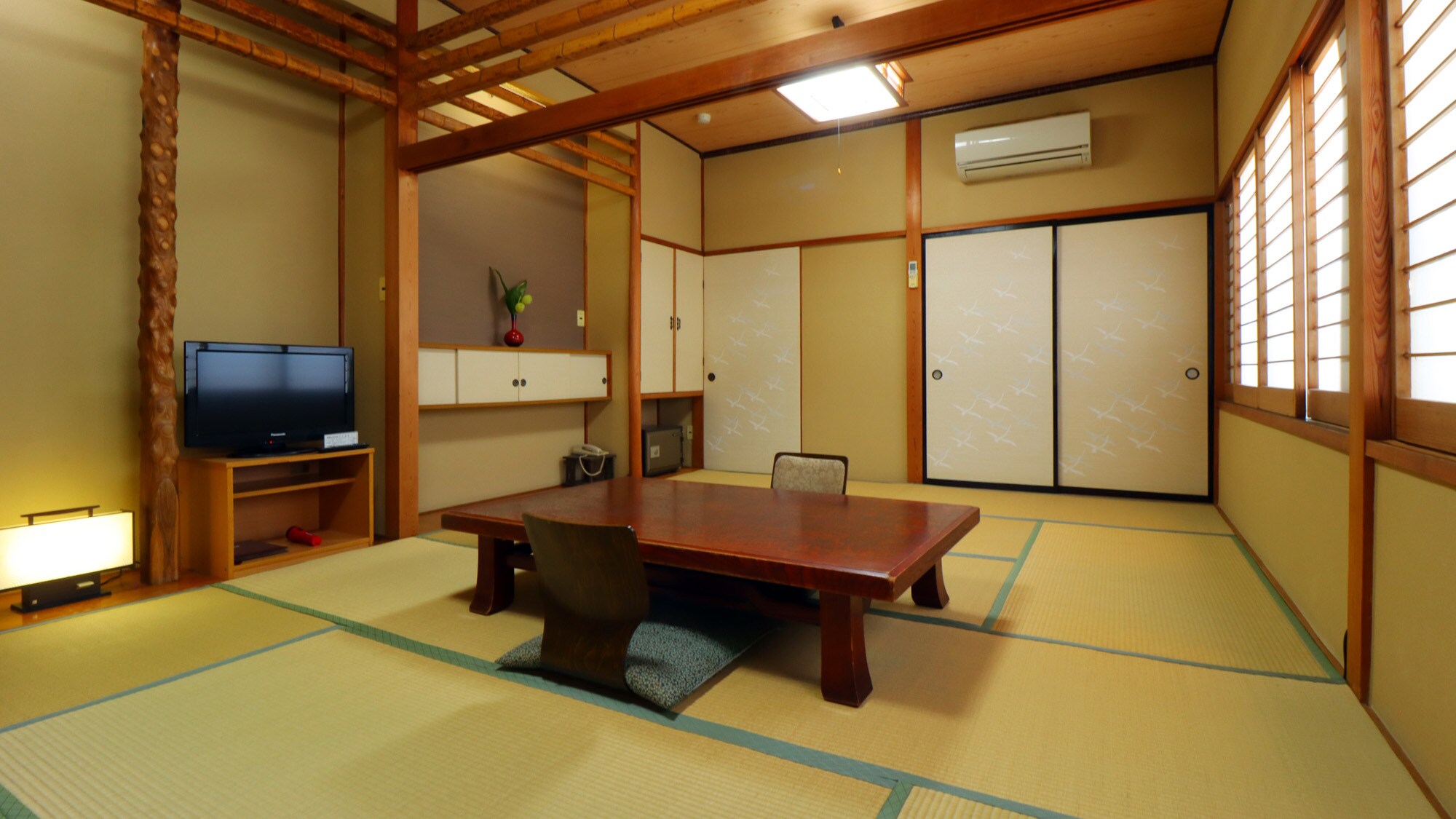 Reasonably priced old building 12 tatami mats